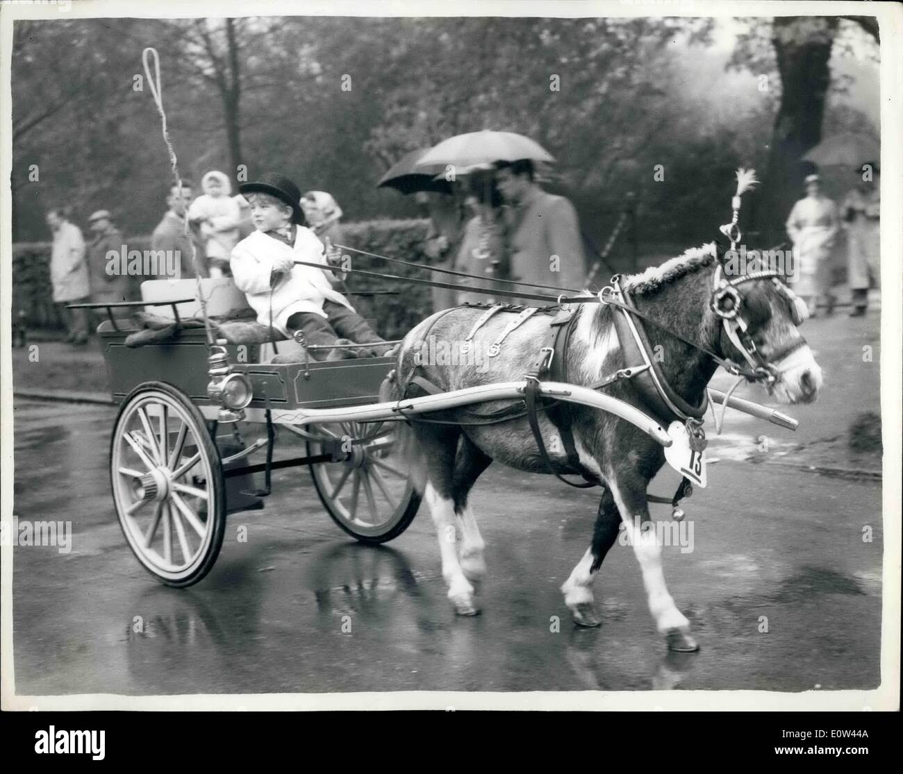Apr. 04, 1961 - Van Horse Parade di Regent's Park: la parata annuale della Londra dei Van cavalli ha avuto luogo oggi nel cerchio interno, Regent's Park. La foto mostra cinque-anno-vecchio Gary Corke di Tottenham, visto la guida di suo padre a pony ''rughe'', nel corso della sua odierna Parade di Regent's Park. Foto Stock