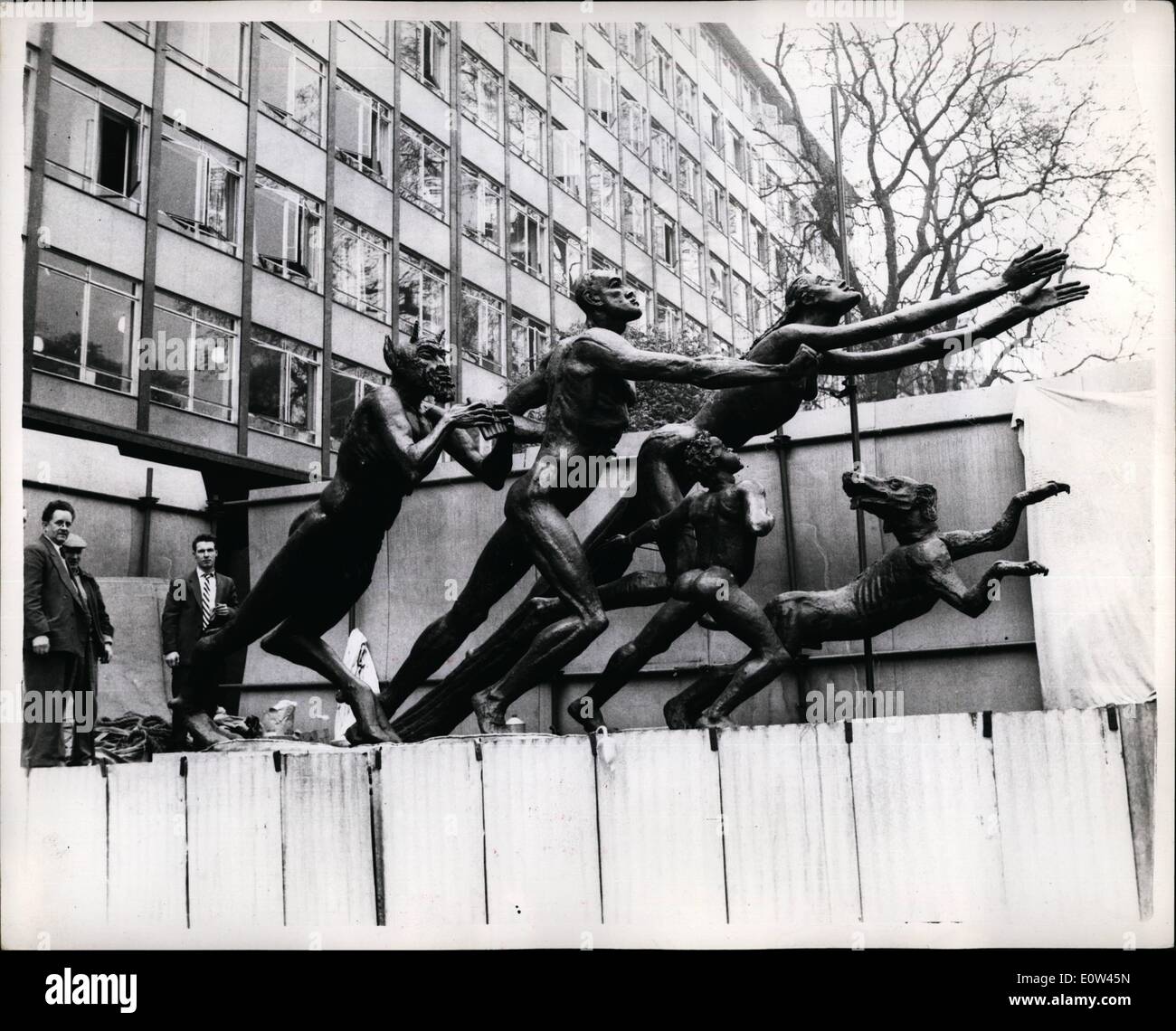 Apr. 04, 1961 - dono di Epstein scultura alla Nazione... Posto a Edimburgo porta d'ingresso a Hyde Park. Il dono della statua di Epstein group - presentata alla nazione dal magnate immobiliare - il sig. Herbert Samuels - è stato posto in posizione in corrispondenza del cancello di Edimburgo, a Bowater entrata a Hyde Park ... Il gruppo di cinque figure in bronzo fu Sir Jacob Epstein dell ultima grande opera e consiste di un uomo - donna - un ragazzo - un cane e un fauno.. Il tema è ''fuga da Londra in spazi aperti del parco". Foto Stock