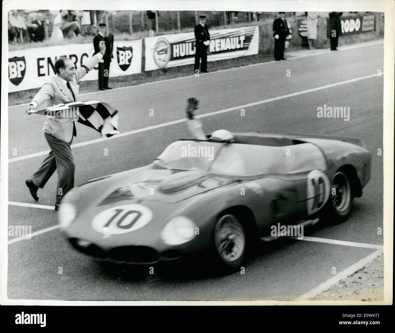 Giugno 06, 1961 - Belga e American stelle vincere Le Mans Grand Prix: i vincitori del 1961 Le Mans Grand Prix erano il belga ace Oliver Gendebien e America's Phil Hill. nel loro Italiano Ferrari. Esse coprirono 2.780 miglia in 24 ore ad una velocità media di 115,9 m.p.h.. battendo la 113 Miglia p.h. set di record fino Ron Flockhart e tardo Ivor Bueb nel 1957. Mostra fotografica di Oliver Gendebien alla guida della sua Ferrari al di sopra della linea di vincere il 1961 Le Mans Grand Prix. Foto Stock
