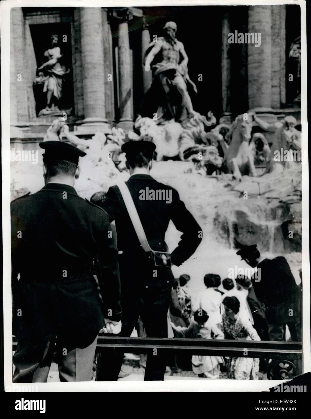 Giugno 06, 1961 - La polizia italiana di mantenere un occhio sui turisti. Non più la balneazione in famose fontane: la singolare abitudine di turisti stranieri a prendere un bagno nelle antiche fontane romane - ha causato la polizia per impostare fino a ventiquattro ore di vigilanza circa il più famoso di questi centri. La foto mostra i membri della Roma dei Carabinieri e forze di polizia - a mantenere un occhio su i visitatori per la Fontana di Trevi a Roma. Foto Stock