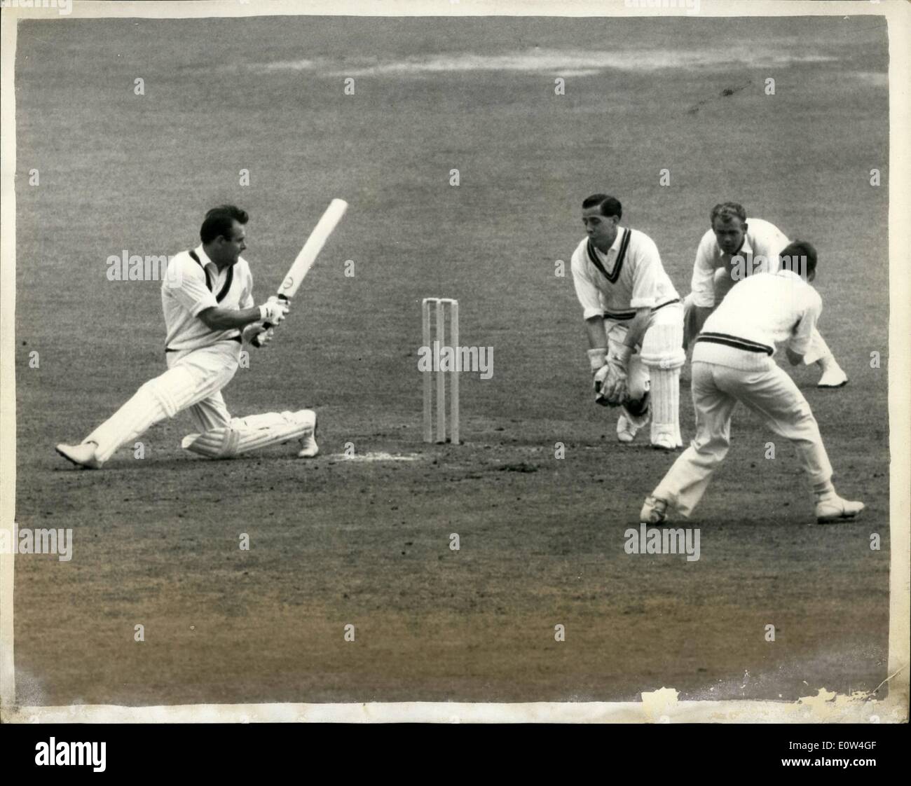 Apr. 04, 1961 - Australian Cricketer Open Tour: l'australiano Il Cricketers ha inaugurato oggi il loro tour contro Worcestershire a Worcester. Essi sono stati tutti fuori per 177 corre. La foto mostra la O'Neil fa un grande scorri per gamba - ma non riesce a collegarsi - a Worcester oggi. Foto Stock