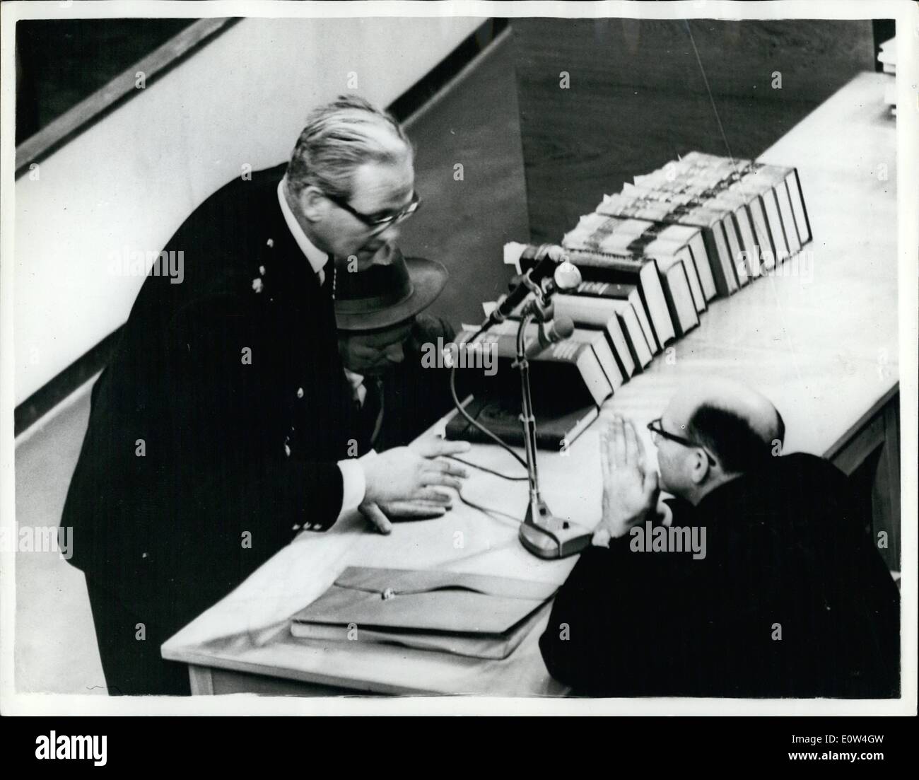 Apr. 04, 1961 - Versione di prova di Adolf Eichmann continua a Gerusalemme: prova continua a Gerusalemme di Adolf Eichmann ex nazi s.s.-con l accusa di omicidio di massa di ebrei in tempo di guerra nei campi di concentramento. Mostra fotografica. Il Procuratore General-Dr. Gedeone Havsner-colloqui con un funzionario di polizia. Foto Stock