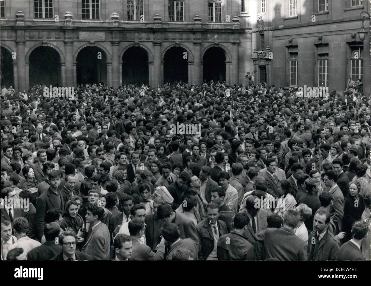 Apr. 04, 1961 - reazioni in Francia alla rivolta dei militari un -ora sciopero generale : Parigi agli studenti di seguire il movimento centrale di uno ore di sciopero e la raccolta del cortile dell'Università della Sorbona. foto mostrano vista generale degli studenti riuniti in th università della Sorbona durante l'ora di sciopero, dalle 5 pm alle 6pm questo pomeriggio. Foto Stock