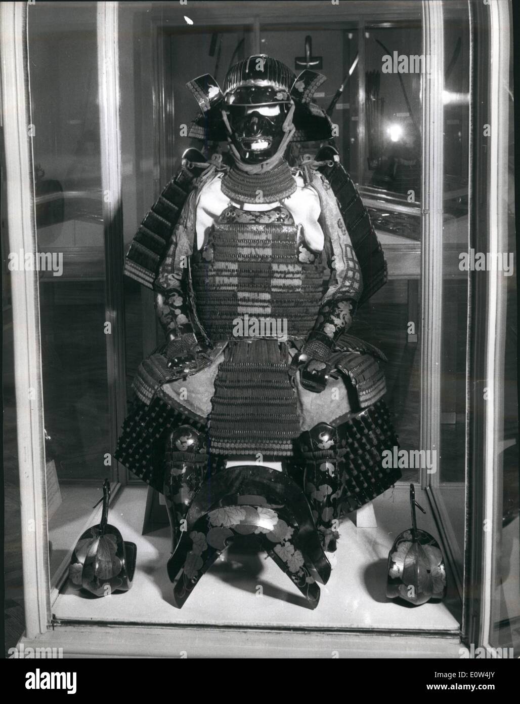 Giugno 06, 1961 - Nuovo Armouries alla Torre di Londra: un'estensione al armouries presso la Torre di Londra, che consentirà a molti elementi nella raccolta per essere mostrato per la prima volta sarà aperto domani dal ministro delle opere. L interno è a tre piani in mattoni rossi vicino alla Torre Bianca, dove la principale raccolta di armi e armature viene visualizzato. La foto mostra: Voci quaresima dalla Regina sono la multa presto armature giapponesi (c.1520-3.) da Iwai Yozannemon di Nanmbm; uno dei due inviati al Re Giacomo I dal governatore di Edo (ora Tokyo), figlio di shogun Leyasu nel 1614. Foto Stock
