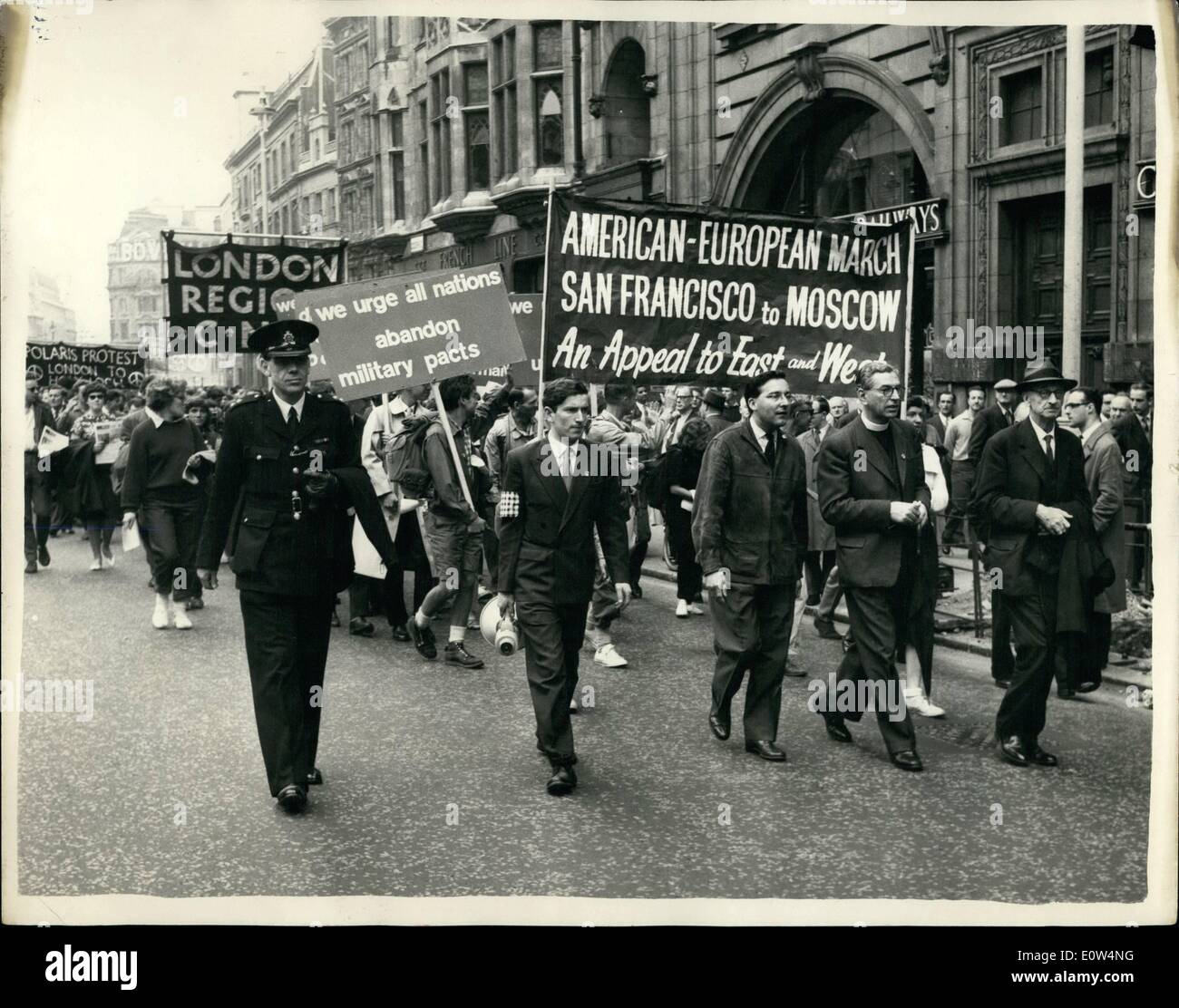 Giugno 06, 1961 - SAN FRANCISCO A MOSCA dimostranti a Londra. Il 13 americani che si trovano su un ''LA PACE CAMMINA'' da San Francisco a Mosca-questo pomeriggio ha partecipato ad un disarmo nucleare rally in Trafalgar Square, dopo che essi hanno marciato per Hammersmith, guidati dalla Gran Bretagna il cannone Collins. KEYSTONE foto mostra: il cannone COLLINS visto come ha camminato in testa alla American dimostranti dopo oggi il rally. Foto Stock