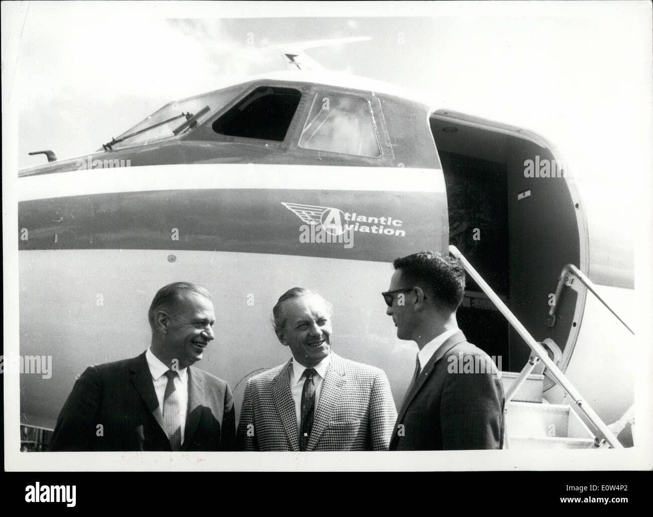 Giugno 06, 1961 - Premere Vista del Royal luna di miele di aeromobili. Pilota - Co-Pilot e Hughie Verde: vi era un premere visualizza questo pomeriggio all'Aeroporto di Londra della Rolls Royce Powered American Grumman aeromobili di dimostrazione - noleggiata dal Duca di Kent per il suo volo per la luna di miele a Maiorca. Disposizioni per la carta sono state realizzate da TV presentatore Hughie verde. La macchina ha un 24 ft. Tappezzato Cabina - con built-in di registrazioni delle più recenti ''Hit'' tunes - ed è il ''ultima parola'' nel lusso. Ella cruises presso 350 m.p.h Foto Stock