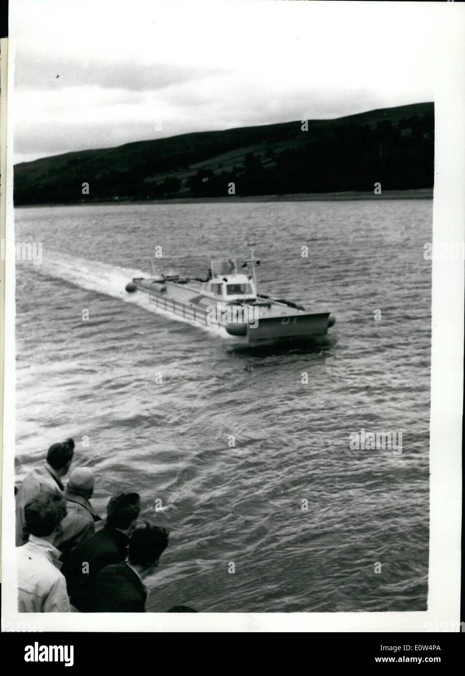 Giugno 06, 1961 - Gran Bretagna il primo ''Hovership'' - fa il suo debutto pubblico, è solo che galleggia nella parte superiore dell'acqua..70 Passeggeri; Gran Bretagna il primo ''Hovership'' - costruito da William Denny un fratelli Ltd., in collaborazione con lo sviluppo di Hovercraft Ltd., ha fatto il suo primo debutto pubblico ieri - su Gareloch, vicino a Dumbarton. Il 4 1/2 ton macchina è la prima fase di un intenso programma di ricerca intrapresi per produrre un passeggero che trasportano hoverferry b y il prossimo anno Foto Stock