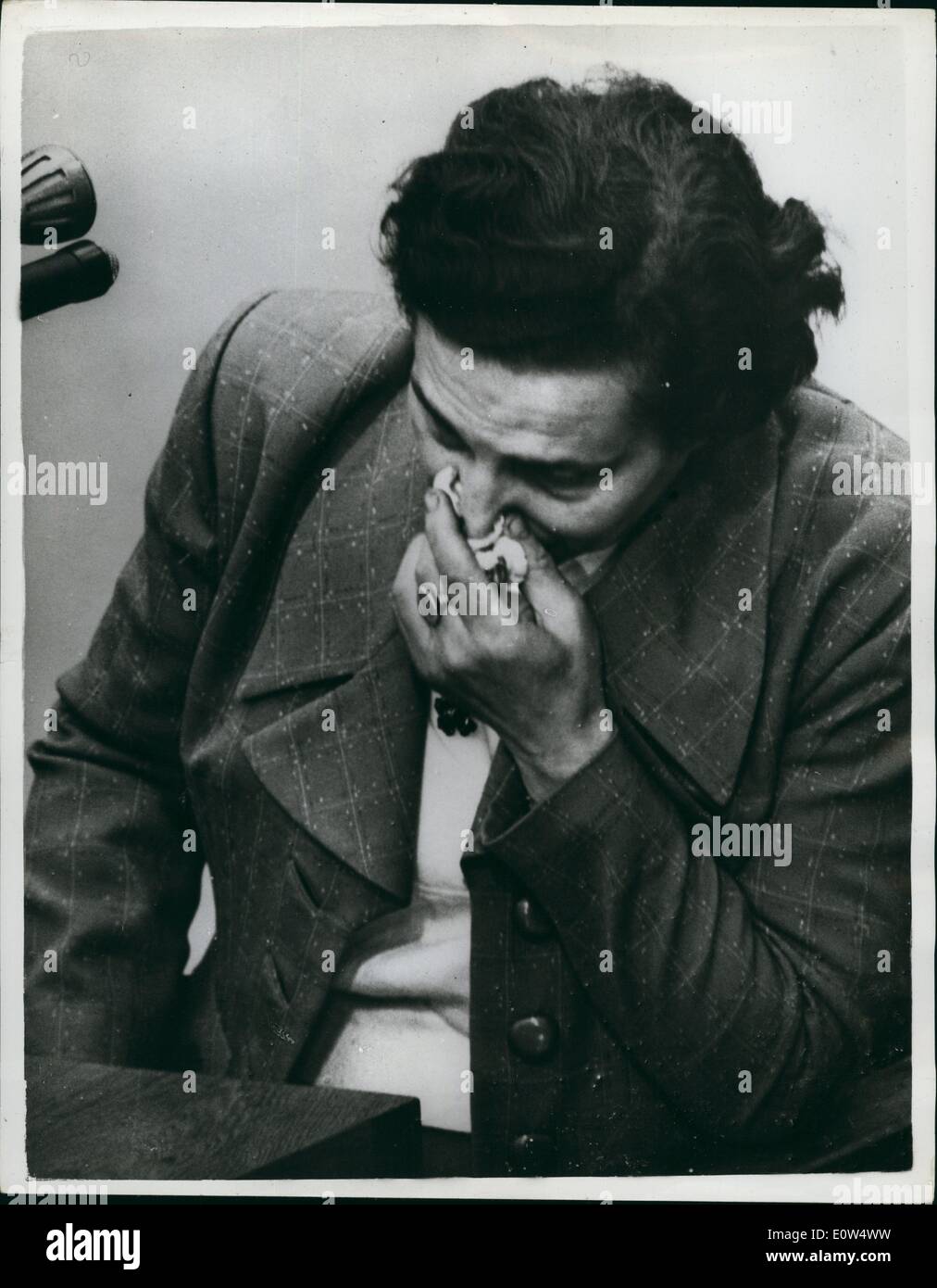 Maggio 05, 1961 - ha strisciato fuori della fossa comune.: ''chi avrò prima'', ha chiesto la S.S. uomo della sig.ra Rivka Yosilevska, che ha tenuto il suo bambino in braccio. ''Ho sentito il colpo e sentita mia figlia urlare e poi ho sentito un altro colpo. '' Mi è caduto, ma ero vivo''. Ella ha strisciato fuori della fossa comune - e tre giorni più tardi è stato salvato da un contadino. La sig.ra Yosilevska, è visto qui pianto come ha raccontato la sua storia al processo di Adolf Eichmann in Gerusalemme. Foto Stock