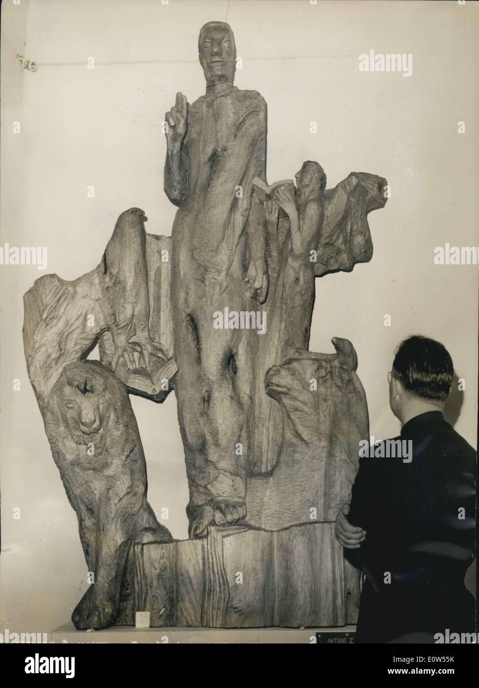 Giugno 19, 1961 - Apertura di arte religiosa mostra la mostra annuale di ''Sacred arte e realtà spirituali" aperto a Parigi Uusee D'Art Moderne di questa mattina. ''Cristo e il Tetramorphe'', una scultura in legno realizzata da un altro Zuber per la Willerwald (Aisace) choir della chiesa. Foto Stock