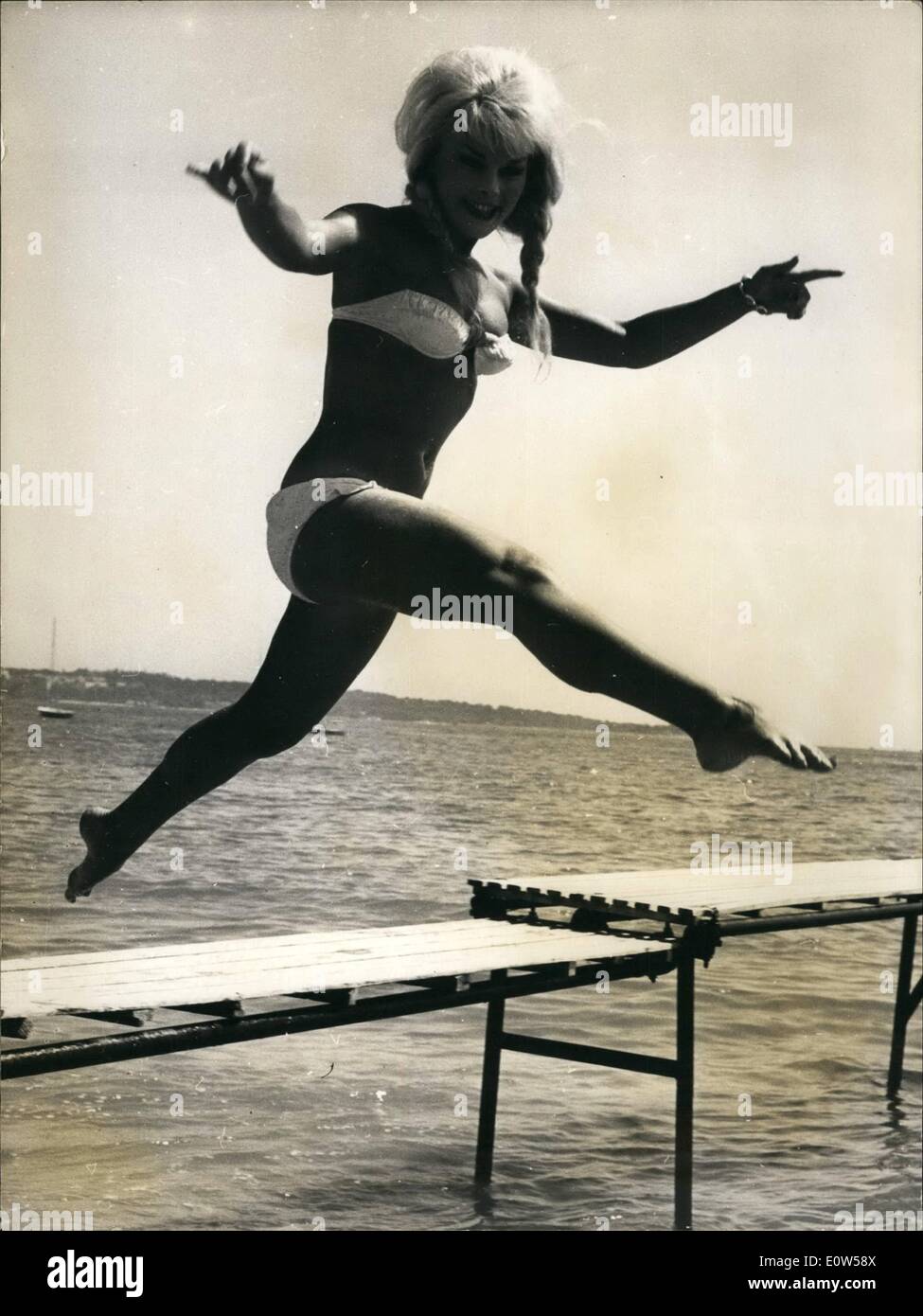 05 maggio 1961 - Il Festival del Cinema di Cannes: affascinante attrice tedesca Elke Sommer, raffigurato sulla spiaggia di Cannes Foto Stock