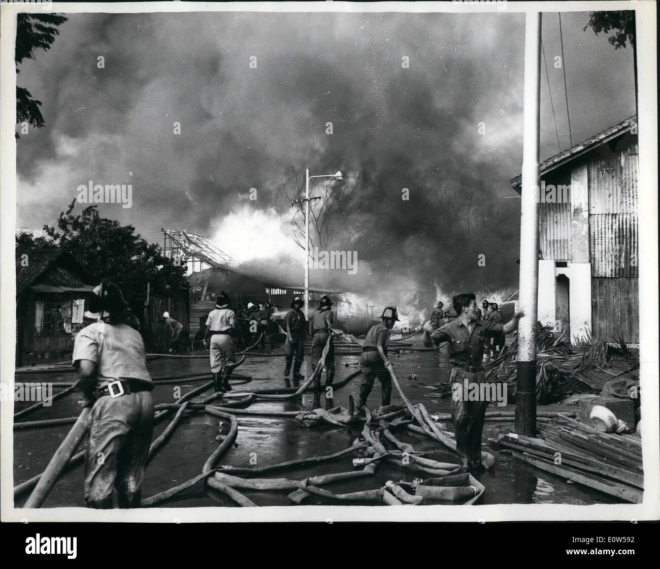 Maggio 05, 1961 - Migliaia di persone senzatetto a Singapore il peggiore incendio: migliaia di persone sono state rese senzatetto nel fuoco che ha imperversato attraverso il Singapore sito industriale di Redhill. La fresca brezza lambita dalle fiamme in un inferno infuria e inghiottito dal tetto in paglia atap case in una questione di secondi. I vigili del fuoco è stata presto sulla scena ma i loro sforzi sono stati gravemente disabili dalla brezza che diffondono le fiamme su un vasto prima che potesse essere controllata Foto Stock