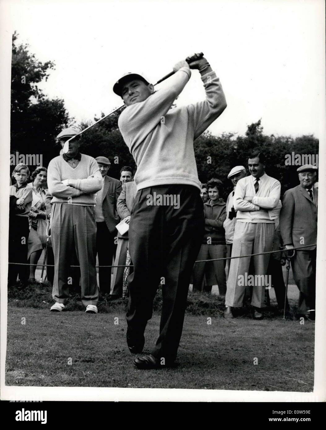 Sett. 08, 1961 - Gioca Match campionati a Walton Heath. Colin Cowdrey orologi Dai Rees in gioco: molti ben noti golf stelle stanno prendendo parte al Match Play campionati a Walton Heath oggi. Incluso tra gli spettatori è stato Inghilterra Cricketer Colin Cowdrey. La foto mostra la Dai Rees Gioca off n. 1. guardato da (sinistra) Henry Cotton con sulla destra - Inghilterra cricketer Colin Cowdrey. Foto Stock