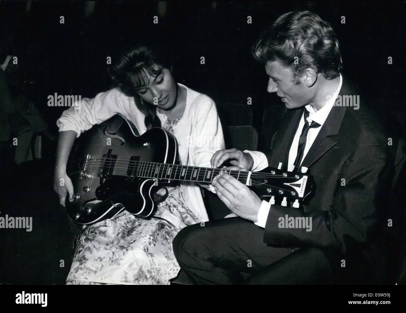 Sett. 09, 1961 - Johnny Halliday nel nuovo Rock 'n' Roll atto: Johnny Halliday, il Re dei Francesi Rock 'n' Roll, è ora di provare un nuovo atto in cui egli verrà visualizzato presso il teatro Olimpia la prossima settimana. Co starring con lui sarà una giovane attrice inglese Gillian Hills. Mostra fotografica di Johnny Halliday mostra Gillian come suonare la chitarra. Foto Stock