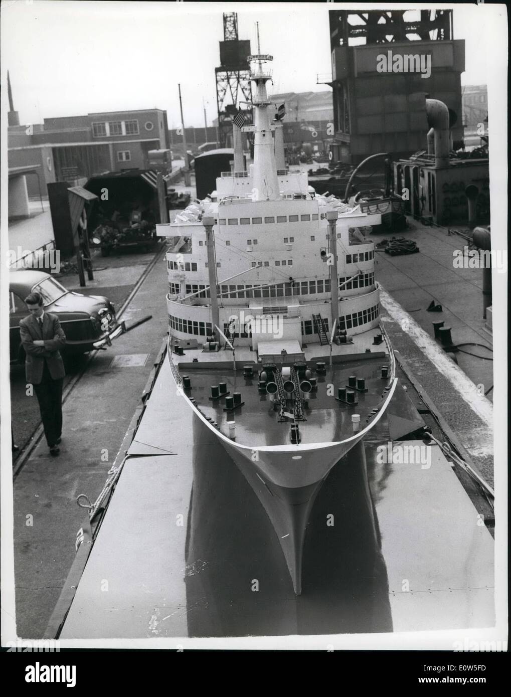 07 luglio 1961 - la nave più grande che non galleggiava mai a Londra 'docks'; la nave più grande che non galleggiava mai arrivò al London Docks questa mattina - ma era a bordo di un'altra nave. La nave è un modello di due tonnellate, 40 piedi della nave Holland - America Liner Rotterdam, ha dichiarato di essere il modello più grande del mondo, il ''Little'' costo 3,500 e sarà in mostra per tre mesi al molo Southend. Questa mattina, la foto mostra il modello Rotterdam su un trailer sulla strada per Southend da London Docks. Foto Stock