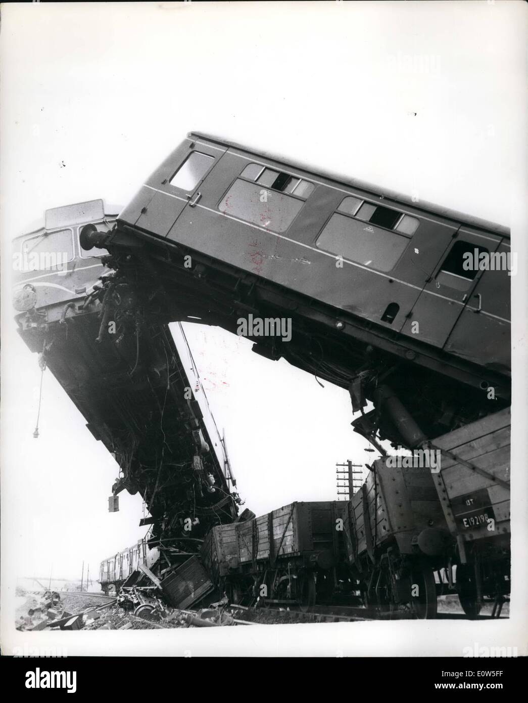 Lug. 07, 1961 - sei morti e 120 feriti in treno Crash: Sei persone sono state uccise e 120 feriti ieri quando un express si è schiantato e ''leap-frogged'' su un fermo a Blackpool. La foto mostra il crash scena. Foto Stock
