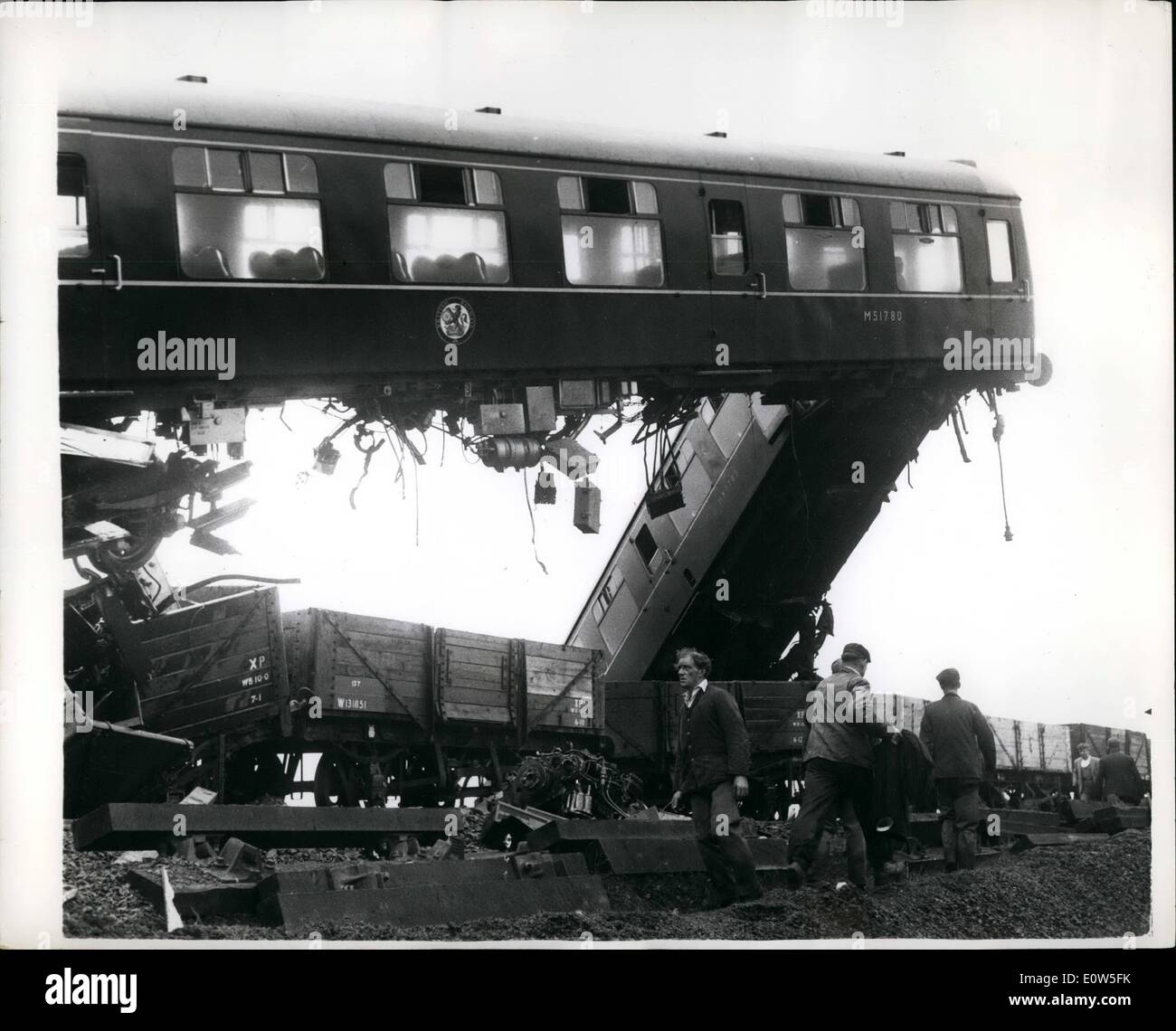 Lug. 07, 1961 - sei morti e 120 feriti in treno Crash: Sei persone sono state uccise e 120 feriti ieri quando una vacanza express si è schiantato e ''leapfrogged'' su un treno fermo a Blackpool. La foto mostra il crash scena. Foto Stock