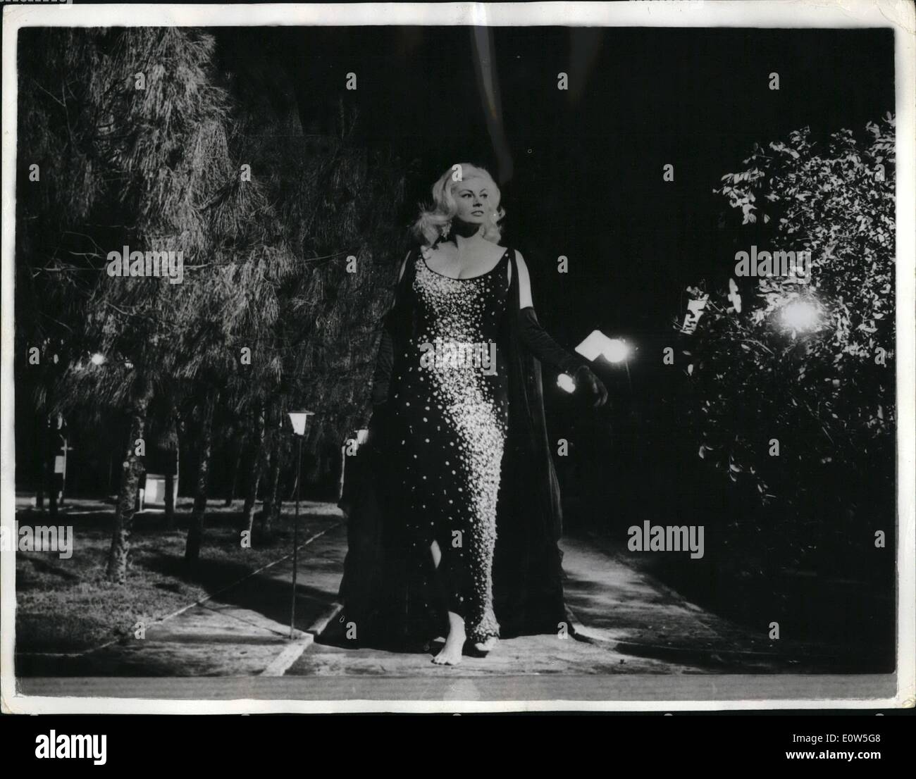 Lug. 07, 1961 - GULLIVER-TALL ANITA aBERG stelle nel film italiano Il più originale scone del film ''BOCCACCIO 70'' è stato girato a Roma all'inizio di questa settimana. La storia racconta del sogno di un uomo che vede-attrice svedese Anita Ekberg passeggiando Gulliver-simili intorno al suo distretto - che domina le case. Per questa sequenza del sogno, un intero quartiere di Roma è stata costruita in miniatura, Foto Stock