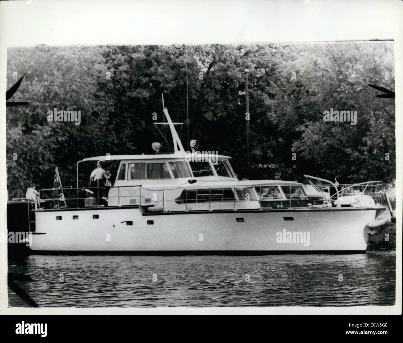 Lug. 07, 1961 - ex capo Boac feriti in esplosione di Yacht: Ex Boac Chied Sir Gerard d'Erlanger veniva bussato inconscio da una esplosione sul suo nuovo yacht 50.000 ieri. L'esplosione è stato causato da un corto circuito nelle batterie dello yacht, Tre pesci, che era ormeggiata presso Tagg's Island nel Tamigi vicino a Hampton Court. Sir Gerard, 55, è stato portato in ospedale e trattata per un taglio di naso e una caviglia slogata. La foto mostra la barca dopo l esplosione. Poco danno è stato fatto dal blast. Foto Stock