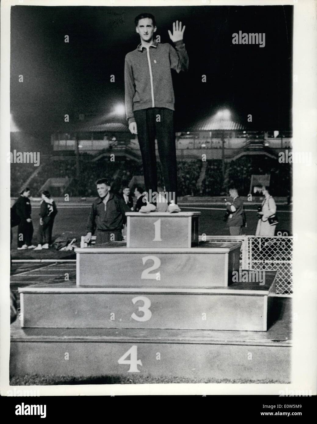 Sett. 09, 1961 - Gordon Pirie finito la sua carriera come un dilettante runner vincendo i 5 mila metri a Città Bianca: Gordon Pirie, la burrascosa star britannica di atletica leggera, detto addio all'esecuzione amatoriale via la notte scorsa con grande trionfo quando ha vinto i 5 mila metri in Inghilterra contro la Russia corrisponde alla Città Bianca. Egli è stato dato un enorme la ricezione da parte della folla di 20.000 dopo la sua grande vittoria. La foto mostra dal luogo di onore Gordon Pirie Onda alla folla. Una folla di persone che hanno amato lui attraverso dodici anni turbolenti, avendo rotto cinque record mondiali e girare per l'Inghilterra in 30 paesi Foto Stock