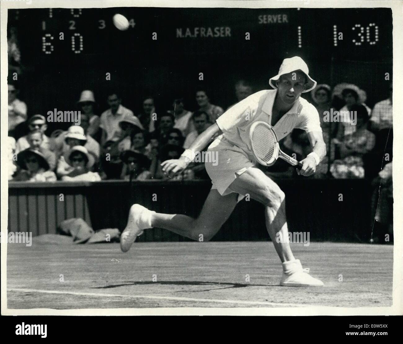 Lug. 07, 1961 - I campionati di tennis a Wimbledon - Sesto giorno: mostra fotografica N. A. Frazer ,l'Australia, nel giocare contro R. K. Wilson, GB. Foto Stock