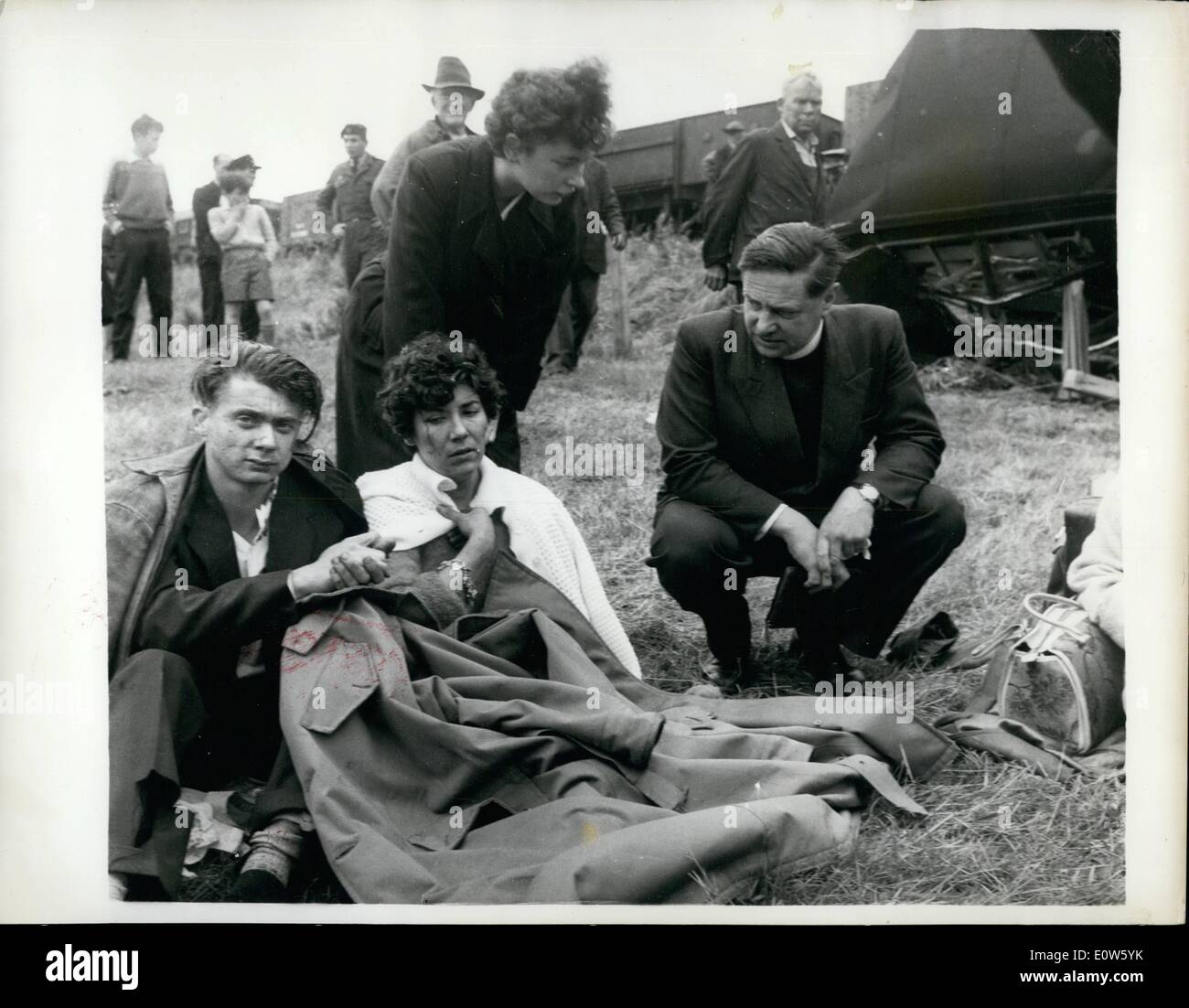 Lug. 07, 1961 - sei morti e 120 feriti in treno crash: Sei persone sono state uccise e 120 feriti ieri quando una vacanza express si è schiantato e ''leap-frogged'' su un treno di cancelleria a Blackpool. La foto mostra il salvataggio degli equipaggi lavorano tra le macerie e i passeggeri in partenza il crash scena. Foto Stock