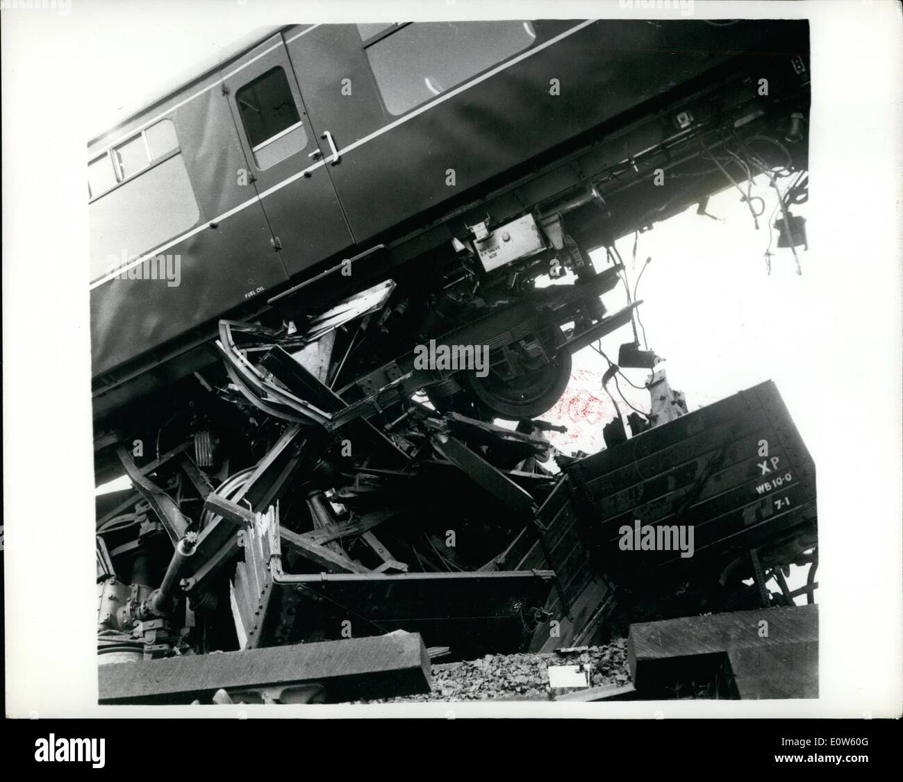 Lug. 17, 1961 - 17-7-61 sei morti e 120 feriti in treno crash. Sei persone sono state uccise e 120 feriti ieri quando una vacanza express si è schiantato e leap-frogged su un treno fermo a Blackpool. La foto mostra: crash scena. Foto Stock