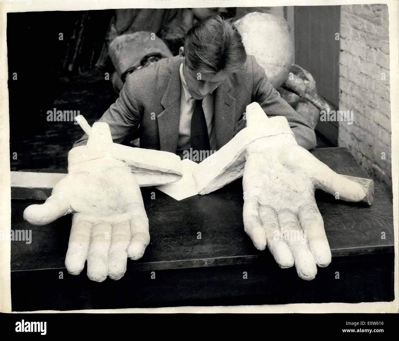 Lug. 27, 1961 - Epstein Mostra a Edimburgo Foto insolite di mani di ''Cristo in maestà'': Molti dei pezzi già raccolti dal sig. Richard fibbia, organizzatore della mostra delle opere del tardo Sir Jacb Epstein, sono ora nel magazzino del signor Ralph burchett in Chelsea. È incluso un calco in gesso del Cristo in maestà, ora nella Cattedrale di Llandaff. La statua è di 18 piedi alta. Un addetto di magazzino - facendo un inventario dei pezzi Epstein - dà l'aspetto di dover sovradimensionare le mani. Le mani di quelle del calco in gesso del virus di Epstein il Cristo in maestà. Foto Stock
