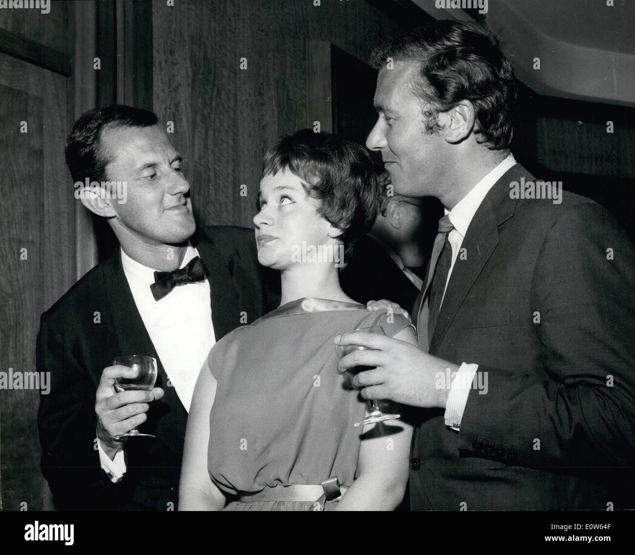 Sett. 15, 1961 - 15-9-61 John Osborne assiste premiere del film il sapore del miele . Il drammaturgo John Osborne ritornato a Londra ieri dalla sua lunga vacanza nel sud della Francia per la premiere del film un sapore di miele presso il Leicester Square Theatre. Ha intenzione di essere tra i 10.000 divieto-la-bomba dimostranti a Trafalgar Square di domenica. Sua moglie Mary ure ha dato alla luce un figlio di una quindicina di giorni fa ma questo non ha causato lui a rompere la sua vacanza. Keystone Foto Mostra: direttore Tony Richardson (sinistra) con John Osborne e Rita Tushingham alla premiere di ieri sera. Foto Stock