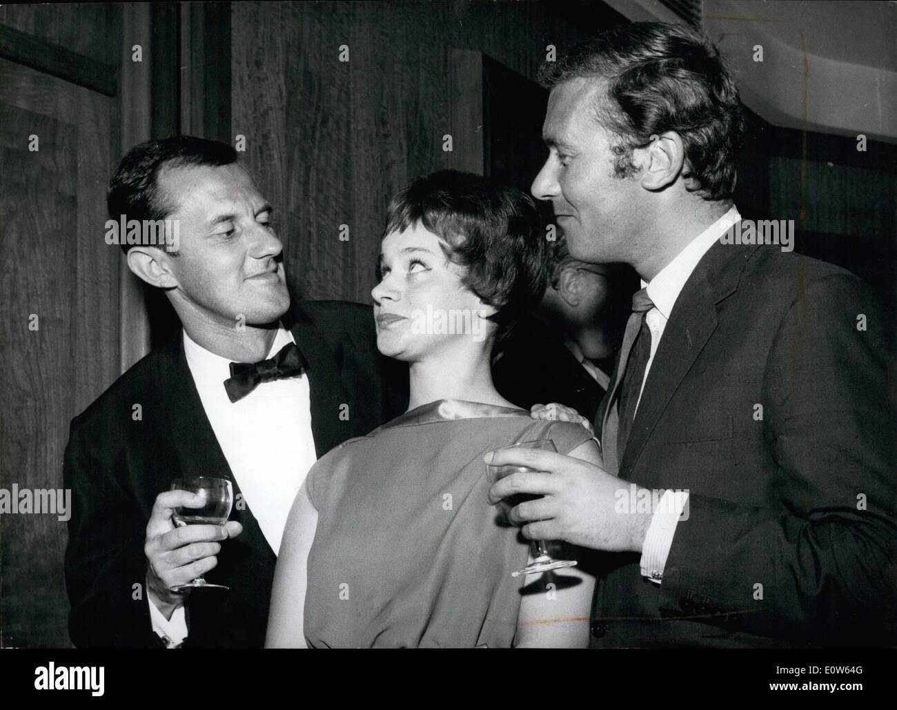 Sett. 15, 1961 - 15-9-61 John Osborne assiste premiere del film il sapore del miele . Il drammaturgo John Osborne ritornato a Londra ieri dalla sua lunga vacanza nel sud della Francia per la premiere del film un sapore di miele presso il Leicester Square Theatre. Ha intenzione di essere tra i 10.000 divieto-la-bomba dimostranti a Trafalgar Square di domenica. Sua moglie Mary ure ha dato alla luce un figlio di una quindicina di giorni fa ma questo non ha causato lui a rompere la sua vacanza. Keystone Foto Mostra: direttore Tony Richardson (sinistra) con John Osborne e Rita Tushingham alla premiere di ieri sera. Foto Stock