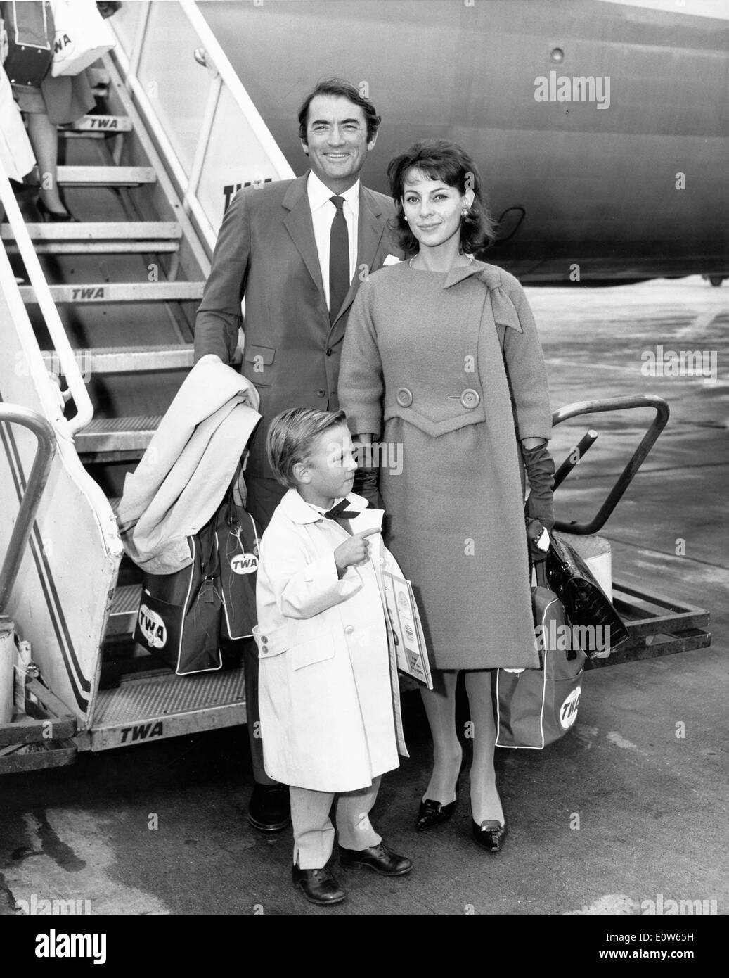 Attore Gregory Peck in arrivo a New York con la moglie Veronique Passani e il loro figlio Anthony Foto Stock