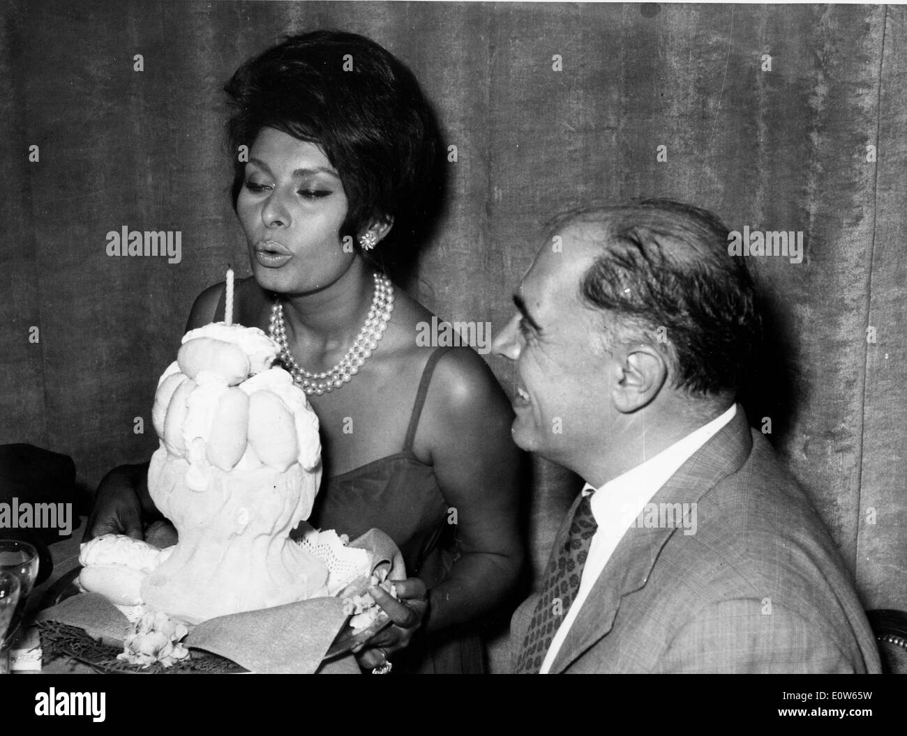 Attrice Sophia Loren soffiando fuori il suo candele per il suo compleanno Foto Stock