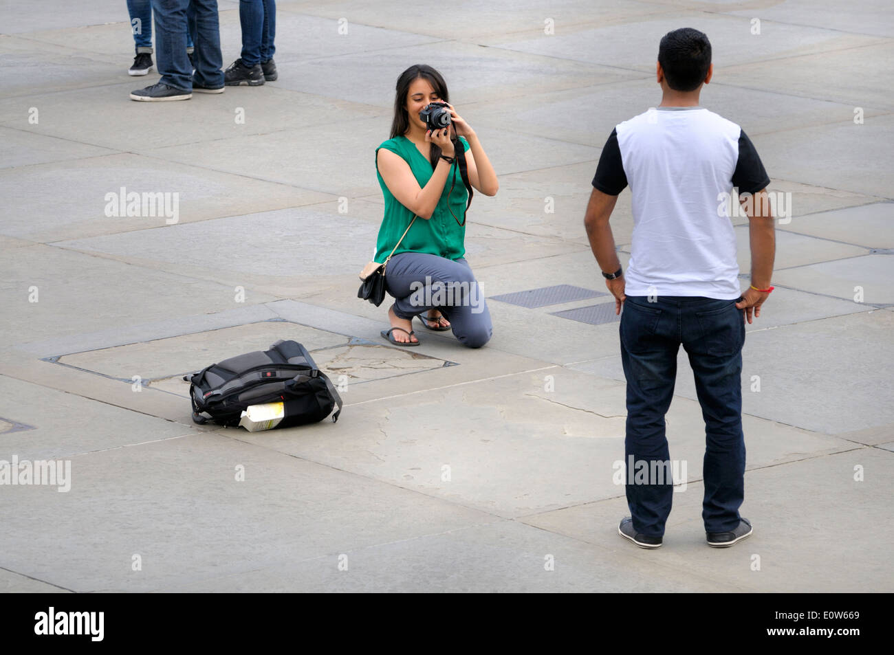 Londra, Inghilterra, Regno Unito. Paio di scattare una foto in Trafalgar Square Foto Stock