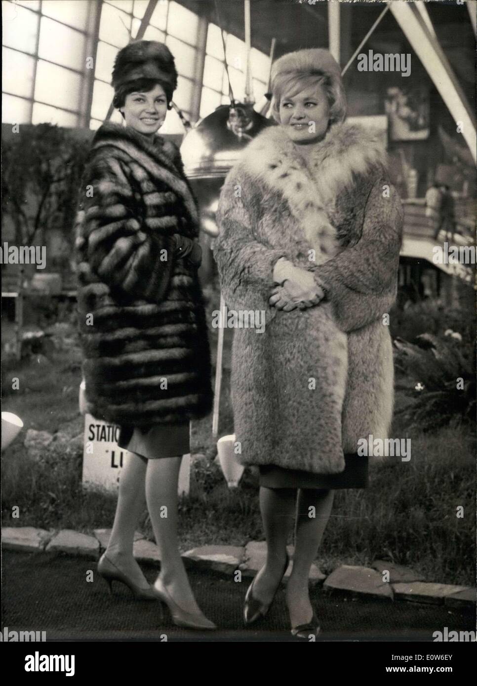 Sett. 26, 1961 - Modelli sovietica indossare pellicce invernali progetta Porte de Versailles ESS.co Foto Stock