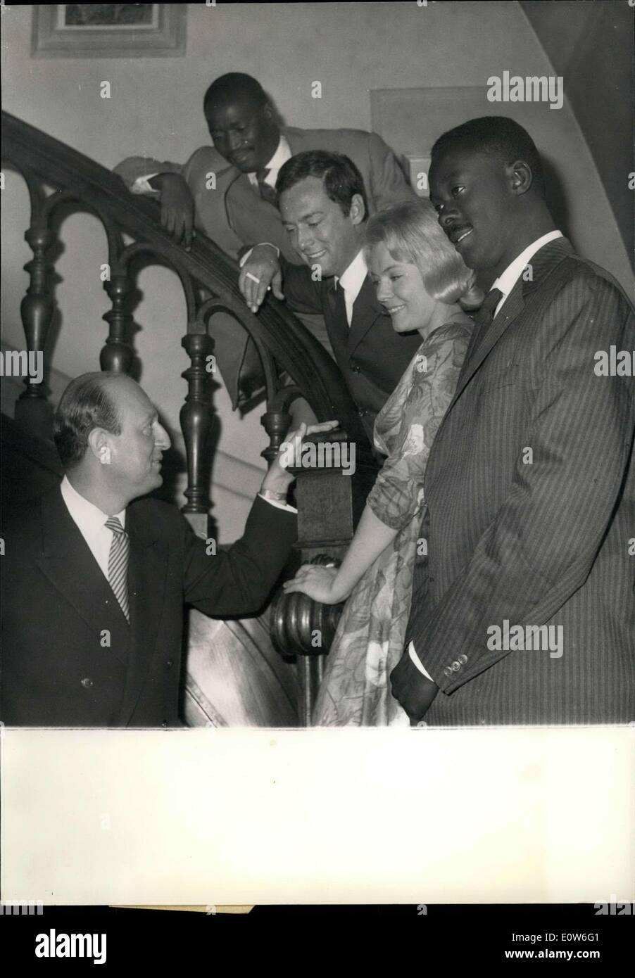 Ottobre 05, 1961 - un film in ''In bianco e nero: Yves Ciampi, il famoso direttore francese di film, è alla testa del primo Franco produzione senegalesi poco per iniziare a Dakar. I ruoli principali sarà in testa da due in bianco e nero di due attori. Il film porterà avanti i problemi adesso affrontare il nuovo stato indipendente del Senegal. La foto mostra Yves Ciampi introducendo i suoi attori da sinistra a destra sulla scala; l'attore nero Assan caduta la bianca attori Maurice Ronet e Corinne Marchand e l'attore nero Iba. Foto Stock
