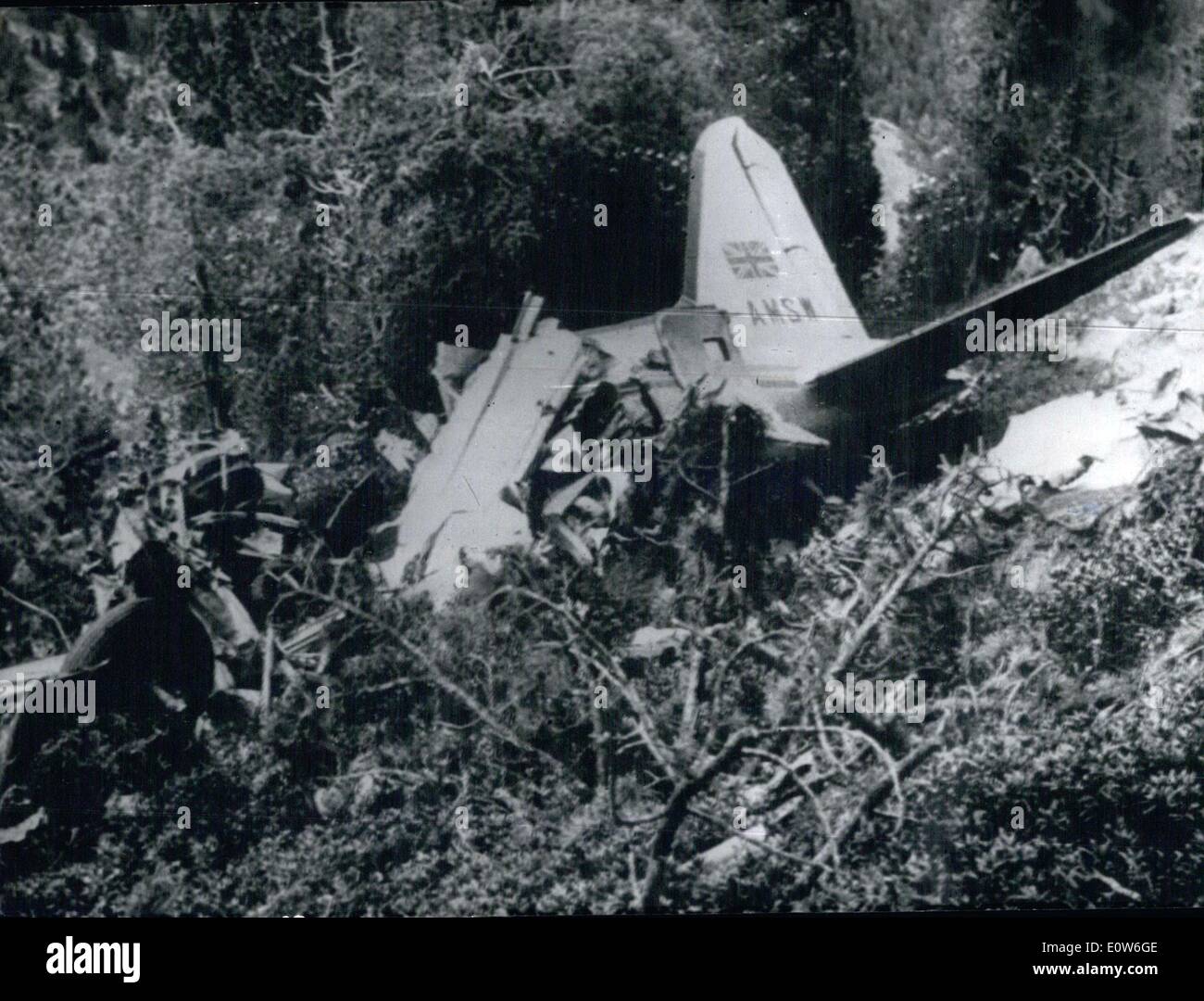 Ottobre 10, 1961 - 34 morire come piano vacanze hits Pirenei picco: 3T passeggeri e 3 membri di equipaggio sono stati uccisi quando un Dakota su un volo charter da Gatwick si è schiantato in tee Pryness ieri. Tutti i passeggeri sono stati sul loro modo di vacanze sulla Costa Brava. La foto mostra il relitto del piano. Solo la coda è rimasta praticamente intatta. Foto Stock