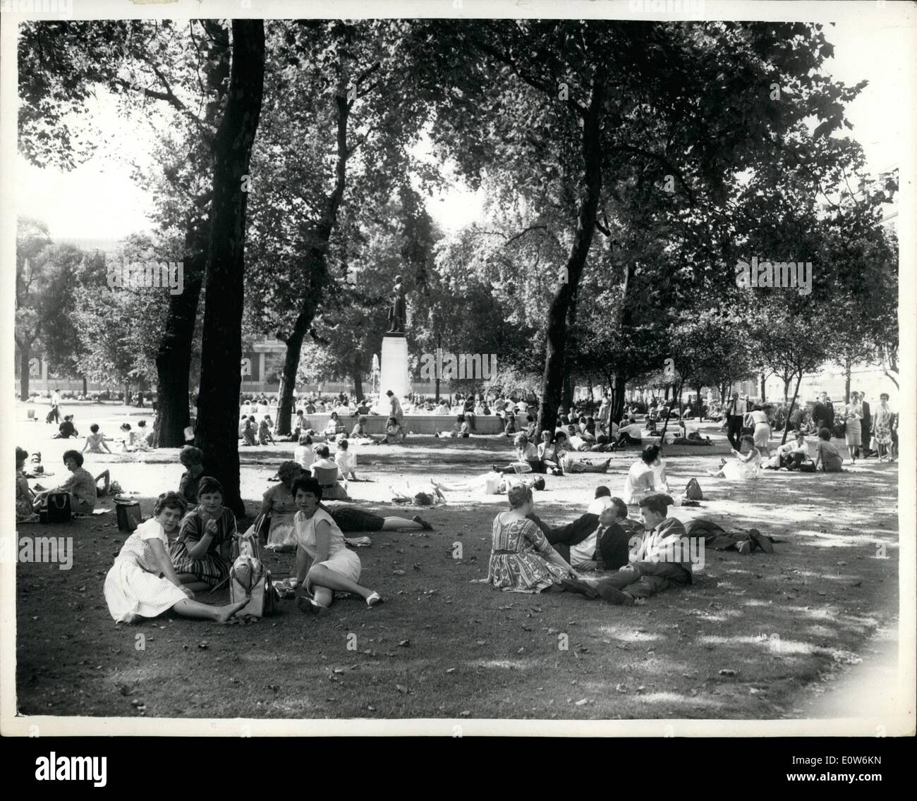 Agosto 08, 1961 - Clima caldo Torna a Londra: dopo settimane di dismally cattive condizioni meteo, sembra che temperature più calde hanno restituito - tuttavia - temporaneamente a Londra. La foto mostra i londinesi in seduta Grosvenor Square, Mayfair, oggi come il mercurio ancora una volta ha iniziato la sua scalata verso l'alto. Foto Stock