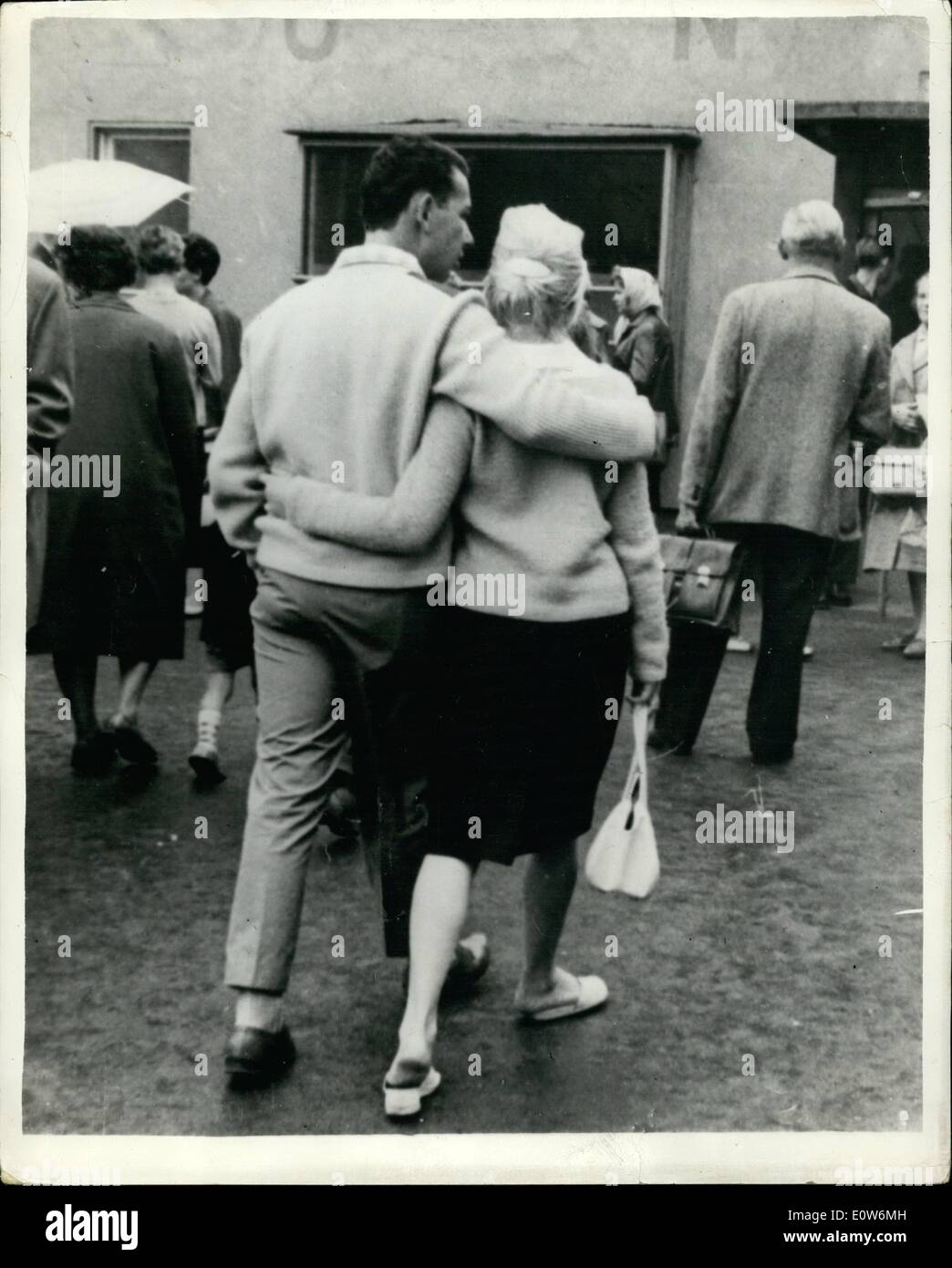Agosto 08, 1961 - La crisi di Berlino continua. A braccetto per la libertà. Il est le autorità tedesche hanno preso misure forti per fermare il flusso di rifugiati nella zona ovest. Mostra fotografica di:- camminare insieme per la libertà - una giovane coppia - visto con alcuni dei molti altri rifugiati a Berlino Marienfelde Refugee Camp di Berlino Ovest. Foto Stock