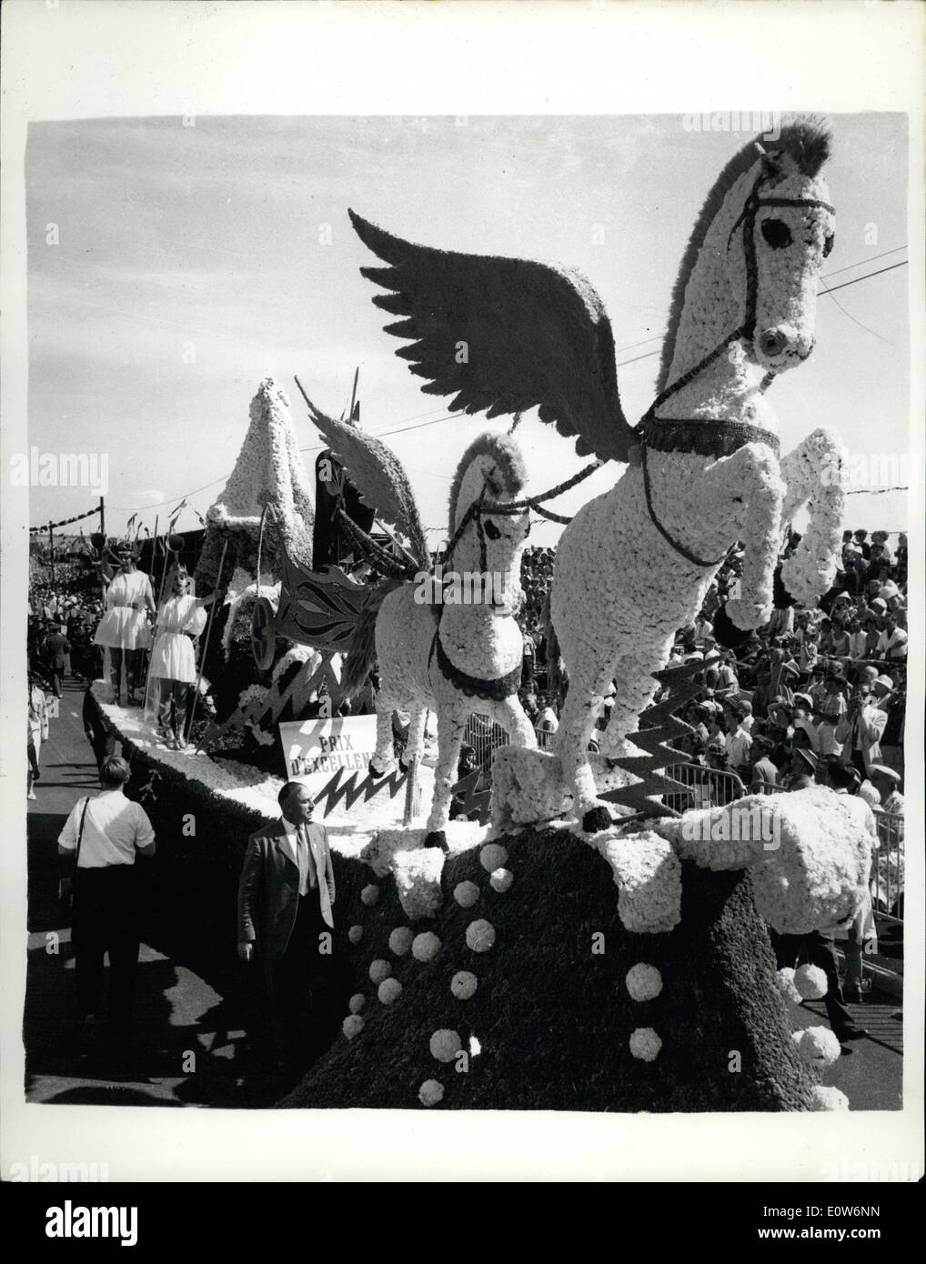 Agosto 08, 1961 - La battaglia annuale dei Fiori - In Jersey.: l'annuale Jersey Battaglia dei Fiori si è svolta oggi - per l'undicesima volta poiché è stato ripreso nel 1951. Esso è stato organizzato per la prima volta nel 1902. La foto mostra il ''Flying Horse'' tableau che ha creato molto interesse - Nella processione di oggi. Foto Stock