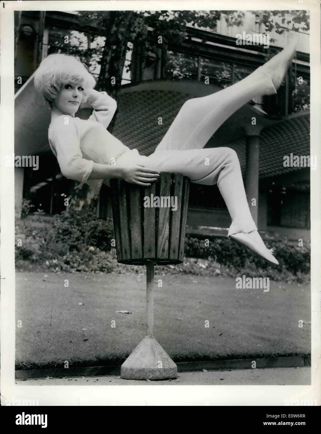Ottobre 10, 1961 - Fotografia fornita dai servizi d'informazione britannici; nessun rifiuto; Modello Stella marrone è posto in uno spreco di carta Foto Stock