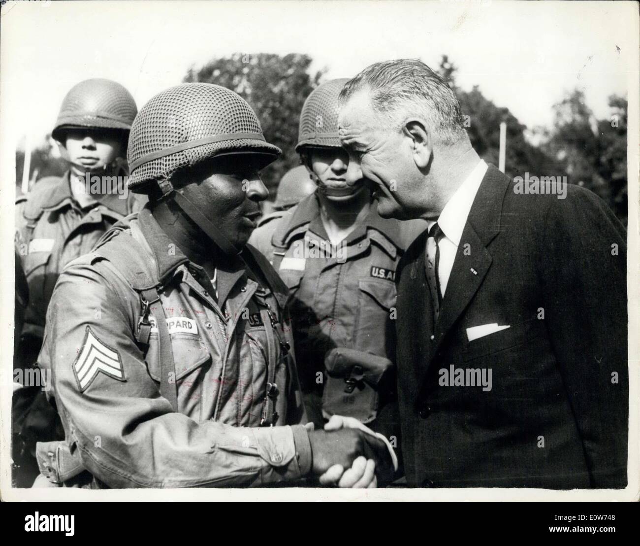 Agosto 21, 1961 - USA giunchi battaglia truppe a Berlino come vicepresidente di Adenauer dice Brandt che l America ''Non Retreat'': gli Stati Uniti si precipitò 1.500 truppe di battaglia a Berlino Ovest come vice presidente Lyndon Johnson ha detto il Cancelliere Adenauer e Sindaco Willi Brandt che USA non si ritrarrà oltre la questione di Berlino. Mostra fotografica di Lyndon Johnson serpenti teste con uno dei soldati americani si precipitò a Berlino ieri ad affrontare la crisi che potrebbe scatenarsi in città divisa. Foto Stock