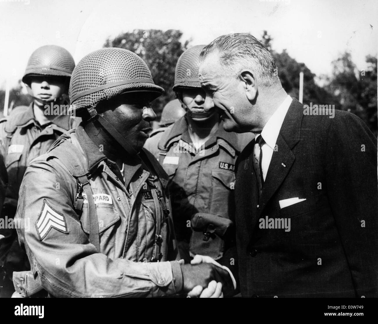 Il presidente Lyndon B. Johnson soddisfa con truppe Foto Stock