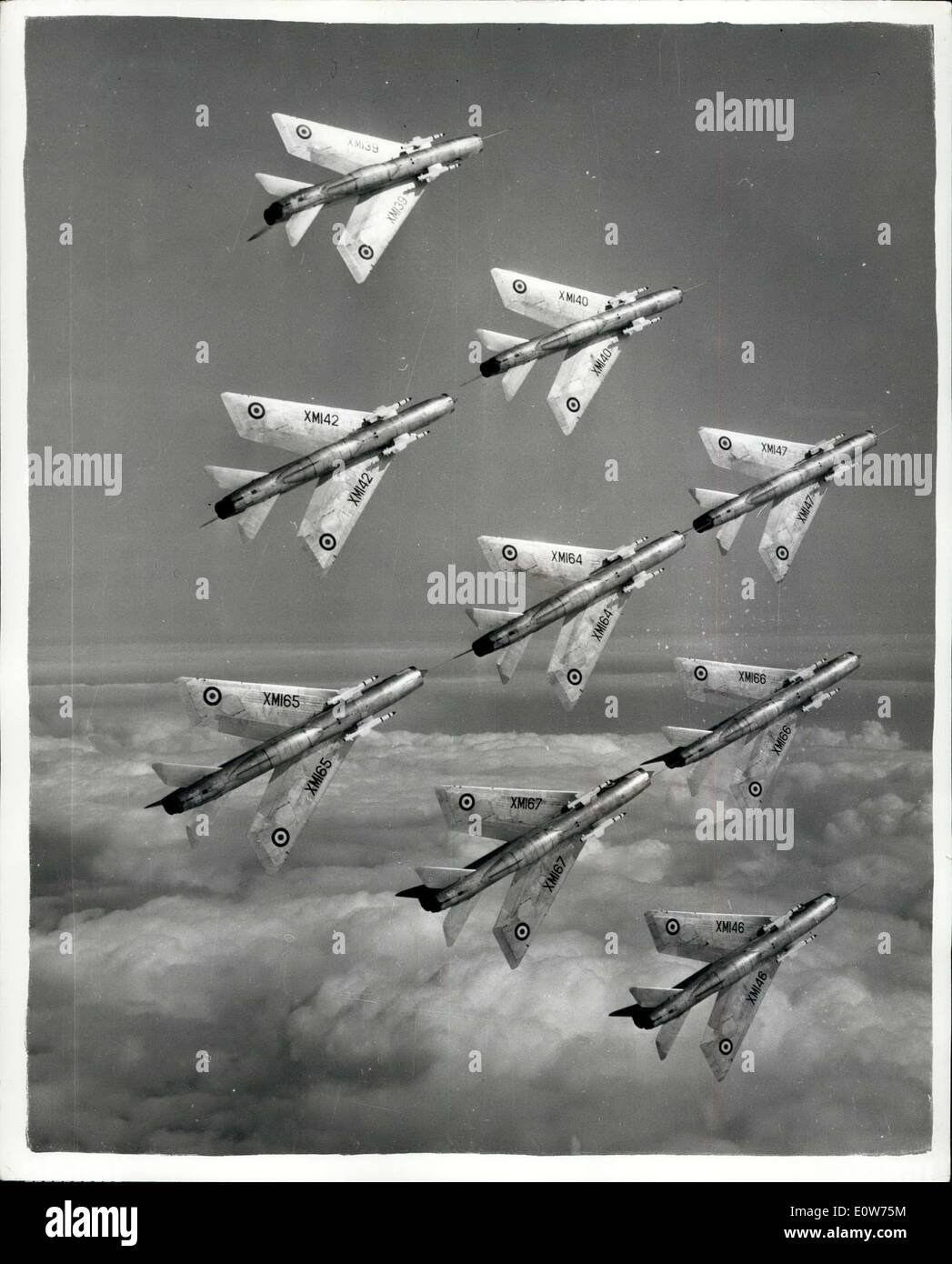 Sett. 02, 1961 - Prove generali per Farnborough Air Show: R.A.F lightning monomarca Seat all-weather combattenti del no.7 squadrone che trasportano missili Firestrealk durante una prova di Farnborough Air Show la prossima settimana. Esso darà per i voli in formazione visualizza presso la mostra. Foto Stock