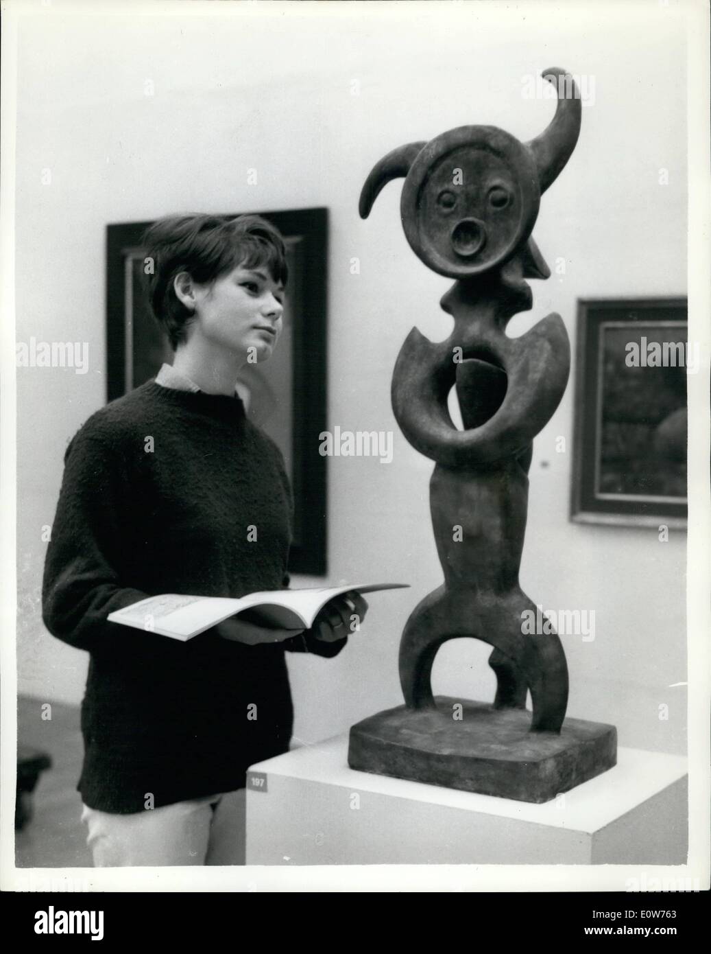 Sett. 06, 1961 - 6-9-61 mostra da Max Ernst a Tate Gallery. Moonmad Ã¢â'¬â€oeA premere view si è tenuta oggi presso la Tate Gallery di esposizione surrealista di Max Ernst organizzato dal Consiglio delle arti. Keystone Foto Mostra: Barbara Taylor (24) di Wandsworl guarda la scultura intitolata Moonmad alla Tate Gallery questa mattina. Foto Stock