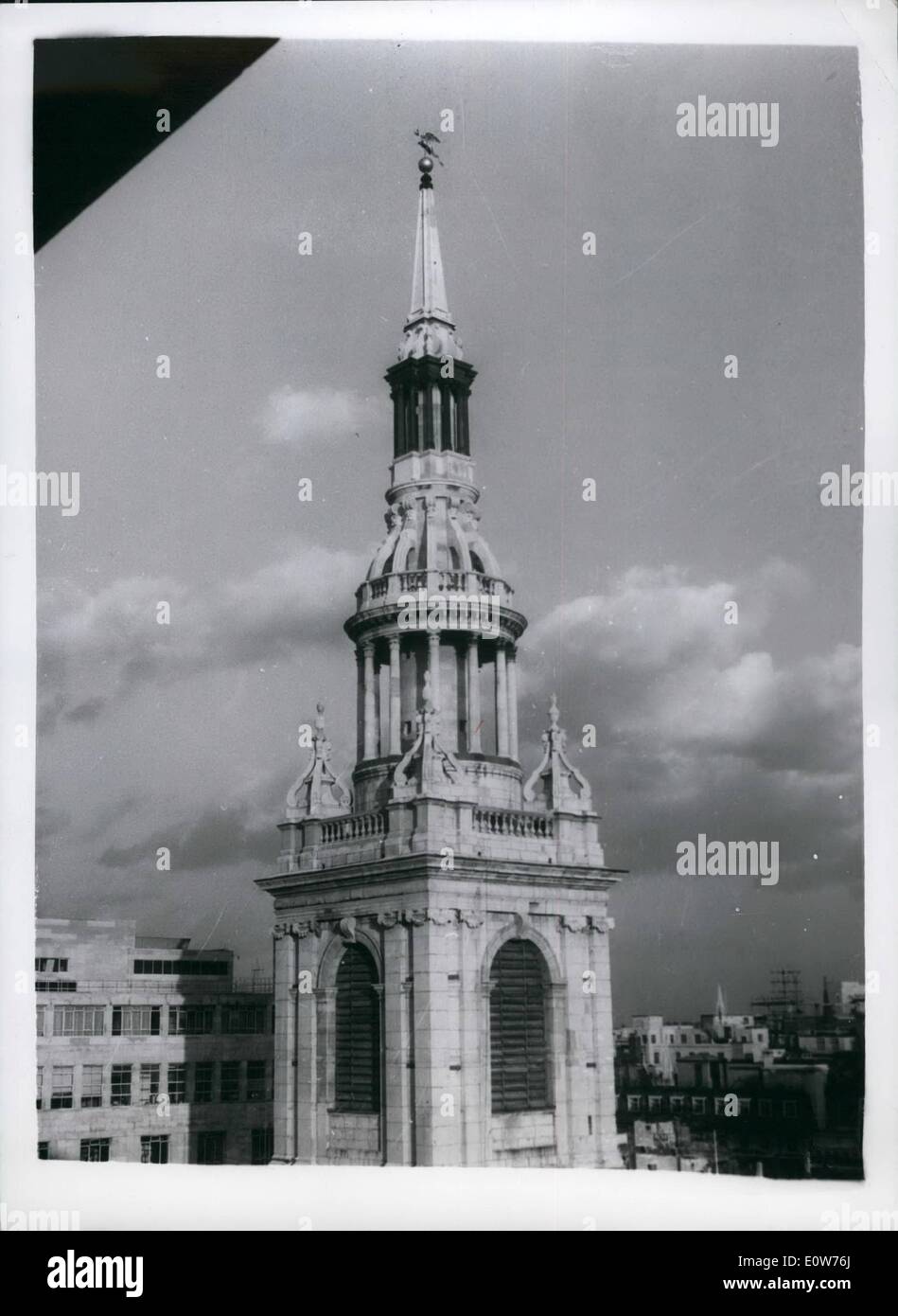 Il 12 Dic. 1961 - Bow Bells all'anello ancora questo mese....ponteggio rimosso dalla guglia l'elegante Wren progettato guglia colonnato di San Maria-le-Bow chiesa a Londra il Cheapside è stato rivelato quando l'ultimo del ponteggio che circondava durante la ricostruzione è stata rimossa. Il neo-cast Bow Bells sarà registrata dal Principe Filippo il 20 dicembre. La foto mostra: la St.Mary-le-Bow guglia - dopo l'ultima del ponteggio era stato rimosso. Foto Stock