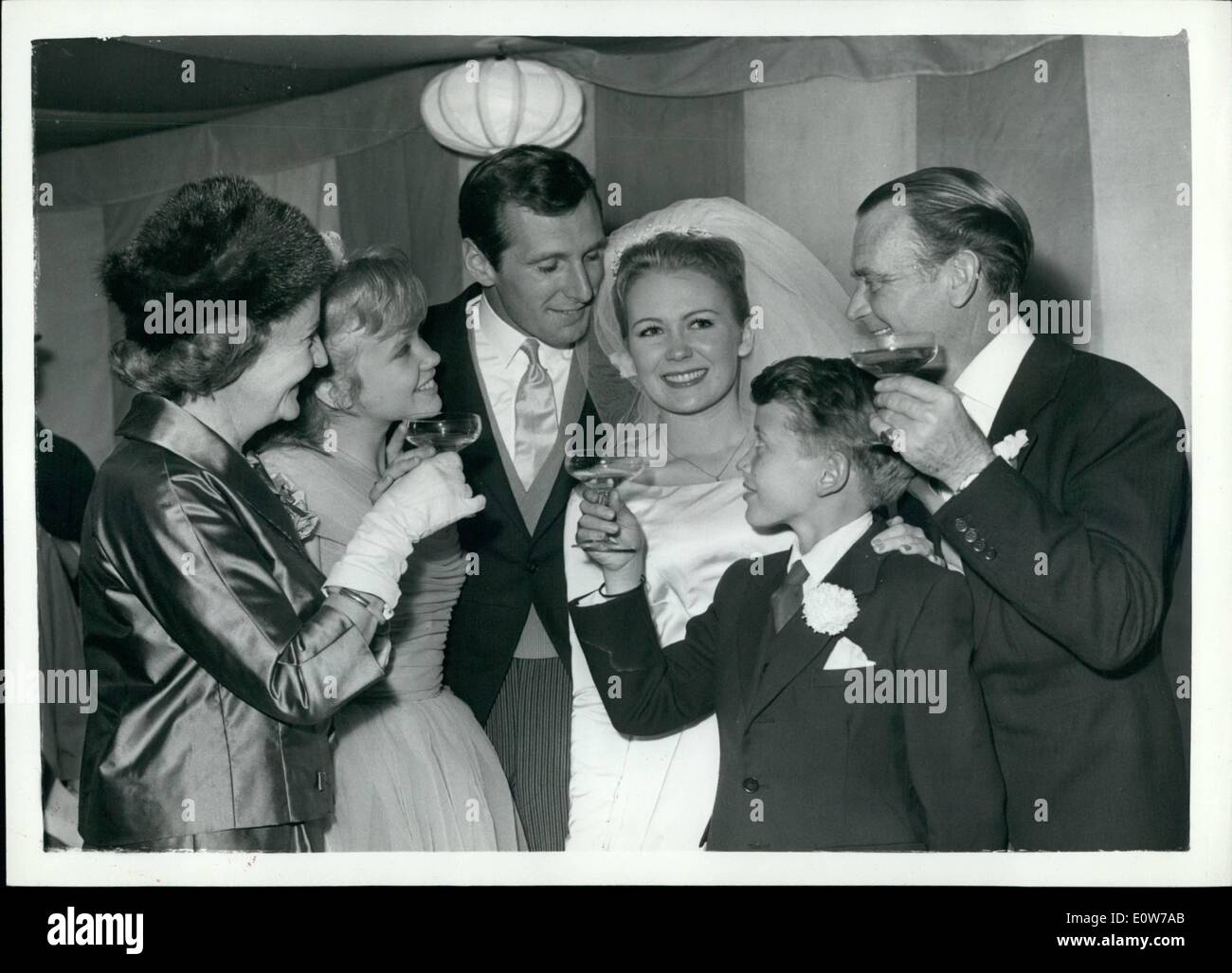 Ottobre 10, 1961 - Giulietta mulini attore sposa Giulietta mulini, 19, sposato attore americano Russell Alquist, 25, a Santa Maria Maddalena la Chiesa, Cowden, Kent. La foto mostra: i mulini famiglia la tostatura la coppia alla reception: da sinistra a destra - Maria Hayley Bell Mills, Hayley Mills, lo sposo e la sposa, Jonathan Mills e John Mills. Foto Stock