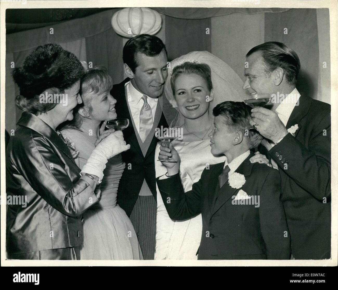 Ottobre 10, 1961 - Giulietta mulini attore sposa Giulietta mulini, 19, questo pomeriggio ha sposato l'attore americano Russel Alquist , 25, in Santa Maria Maddalena la chiesa, cowden, Kent. foto mostra la famiglia mills la tostatura la coppia alla reception. Da sinistra a destra - Maria Hayley bell Mills, Hayley Mills, lo sposo e la sposa, Jonathan mills e John Mills. Foto Stock