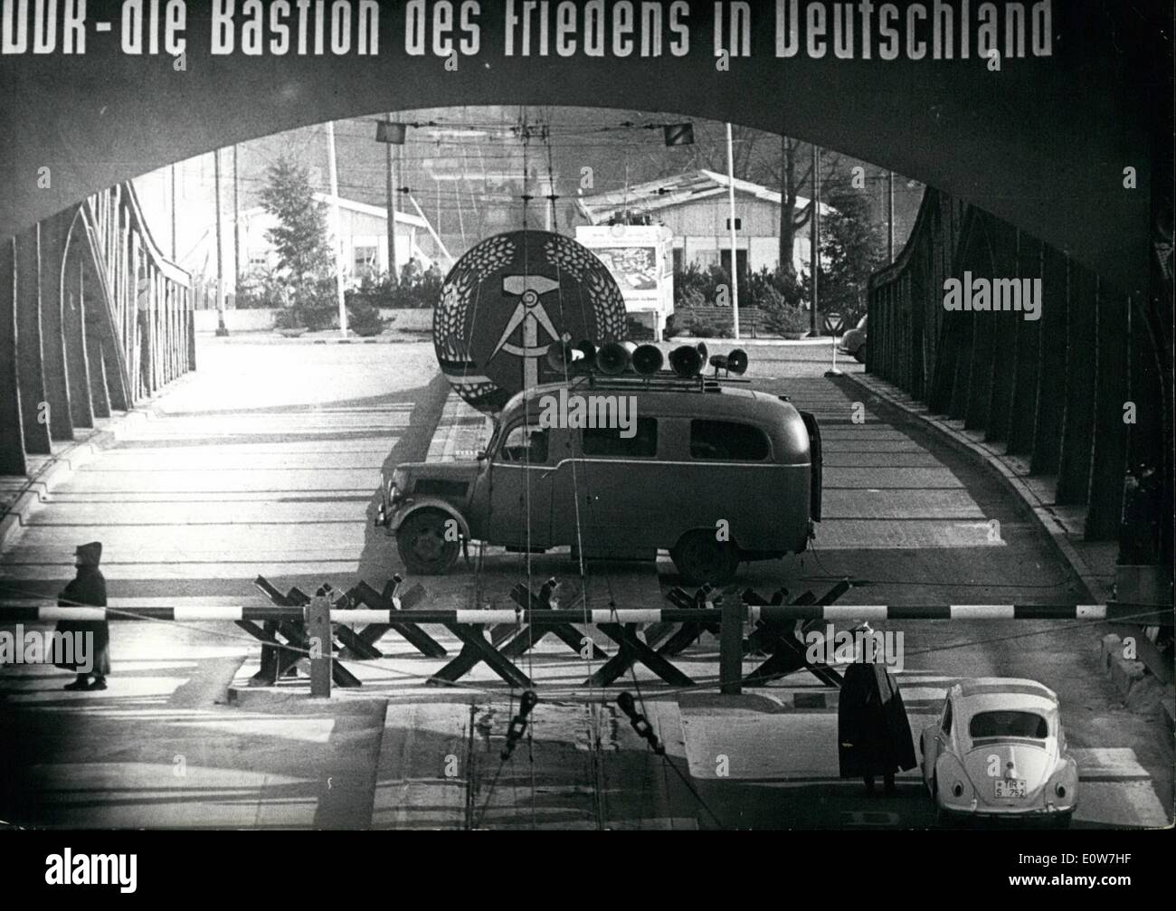 Il 12 Dic. 1961 - noi segno dice: la Germania Est è il ''bastione della pace ".: Altoparlante attacco contro Ovest - Berlino.: In questa notte le autorità comuniste ha iniziato un altoparlante terribile attentato contro la Berlino Ovest di persone lungo i confini del settore sovietico di Berlino. Con altoparlante speciale vetture del ''Volkspolizei'' soffietto tutto il giorno e la notte a metà del loro regime comunista di propaganda contro di Berlino Ovest. La foto mostra un particolare altoparlante auto del ''Volkspolizei'' in corrispondenza del settore border cross Bosebrucke. Foto Stock