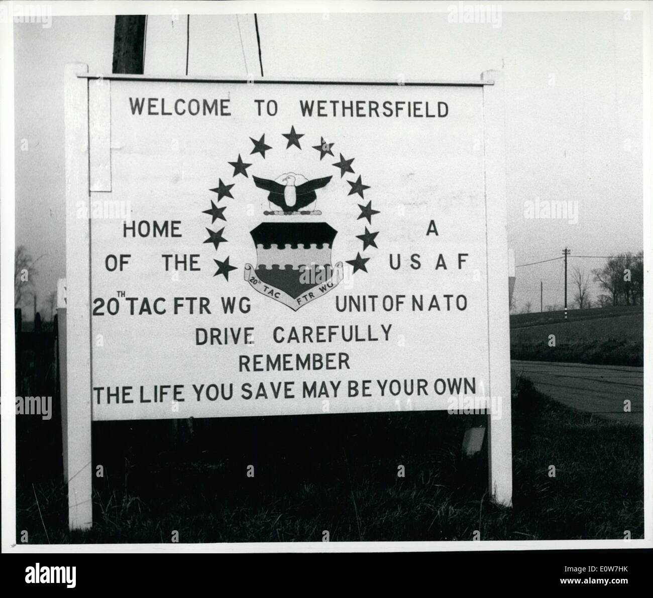 Il 12 Dic. 1961 - Dimostrazione Preparazioni a Wethersfield: polizia stanno compiendo ampi preparativi per la lotta contro la proposta di dimostrazione da parte del Comitato delle 100, al Wethersfield Air Base di sabato. Centinaia di poliziotti sono mobilitati e filo spinato è stato messo intorno all'aeroporto. La foto mostra il segno di Camp. Foto Stock