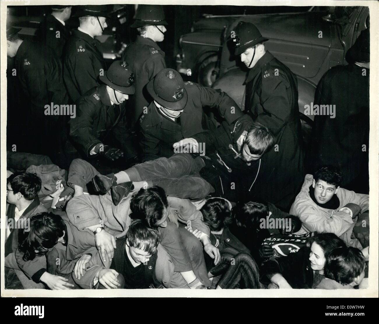 Il 12 Dic. 1961 - i dimostranti arrestati a Wethersfield.: decine di ban-la-bomba manifestanti sono stati arrestati questo pomeriggio quando Foto Stock