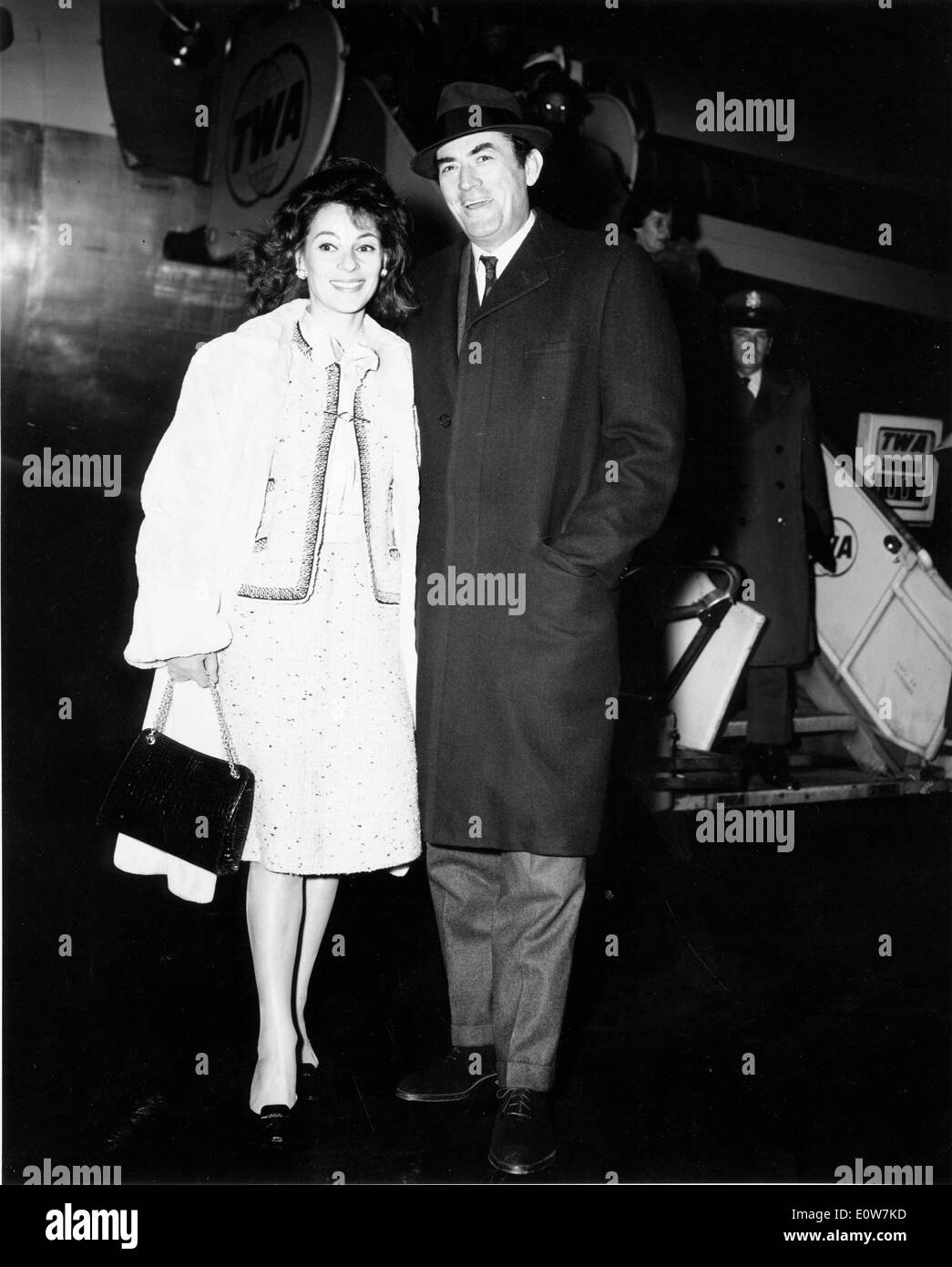 Attore Gregory Peck in arrivo a New York con la moglie Veronique Passani Foto Stock